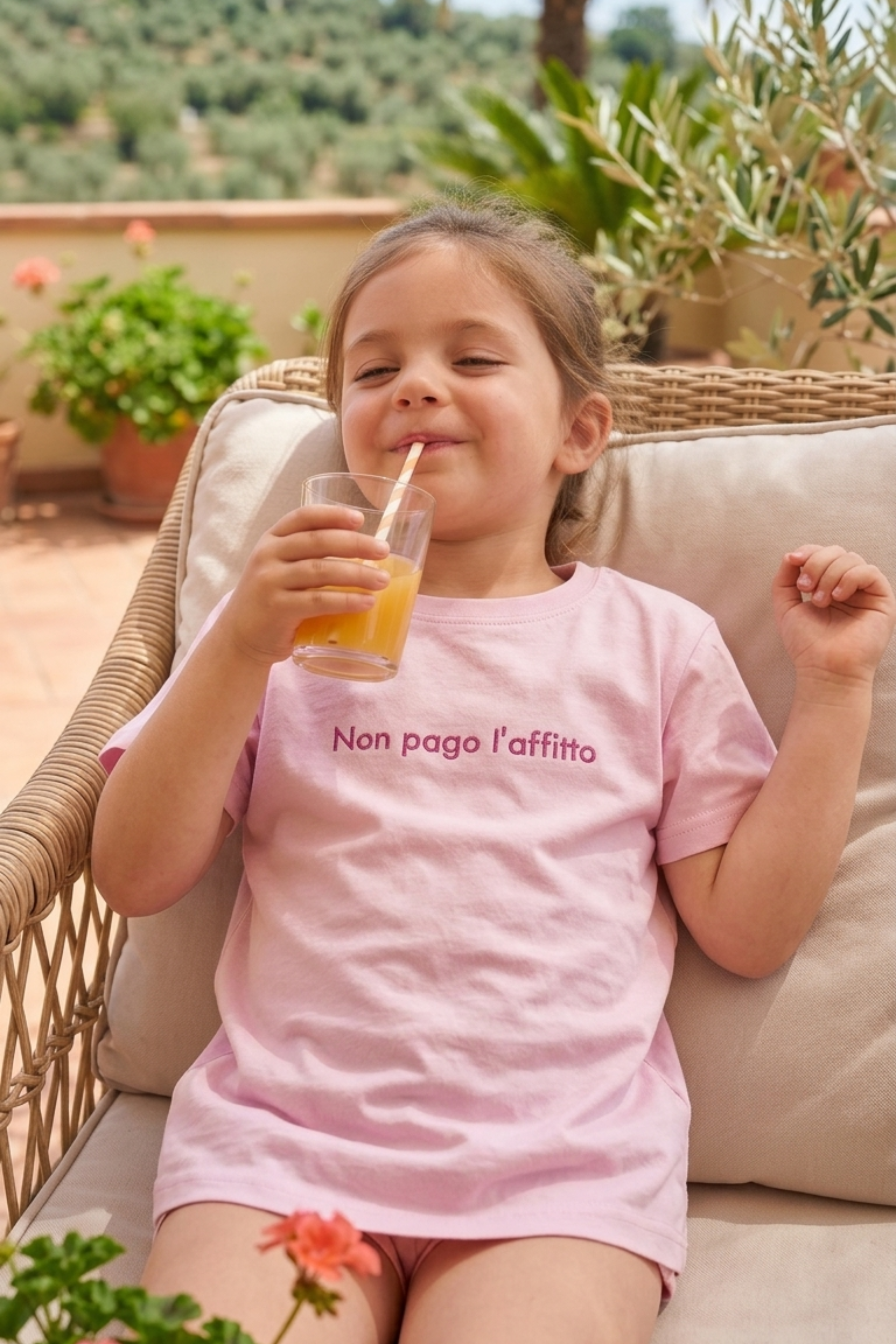 T-shirt Ricamata "Non pago l'affitto"