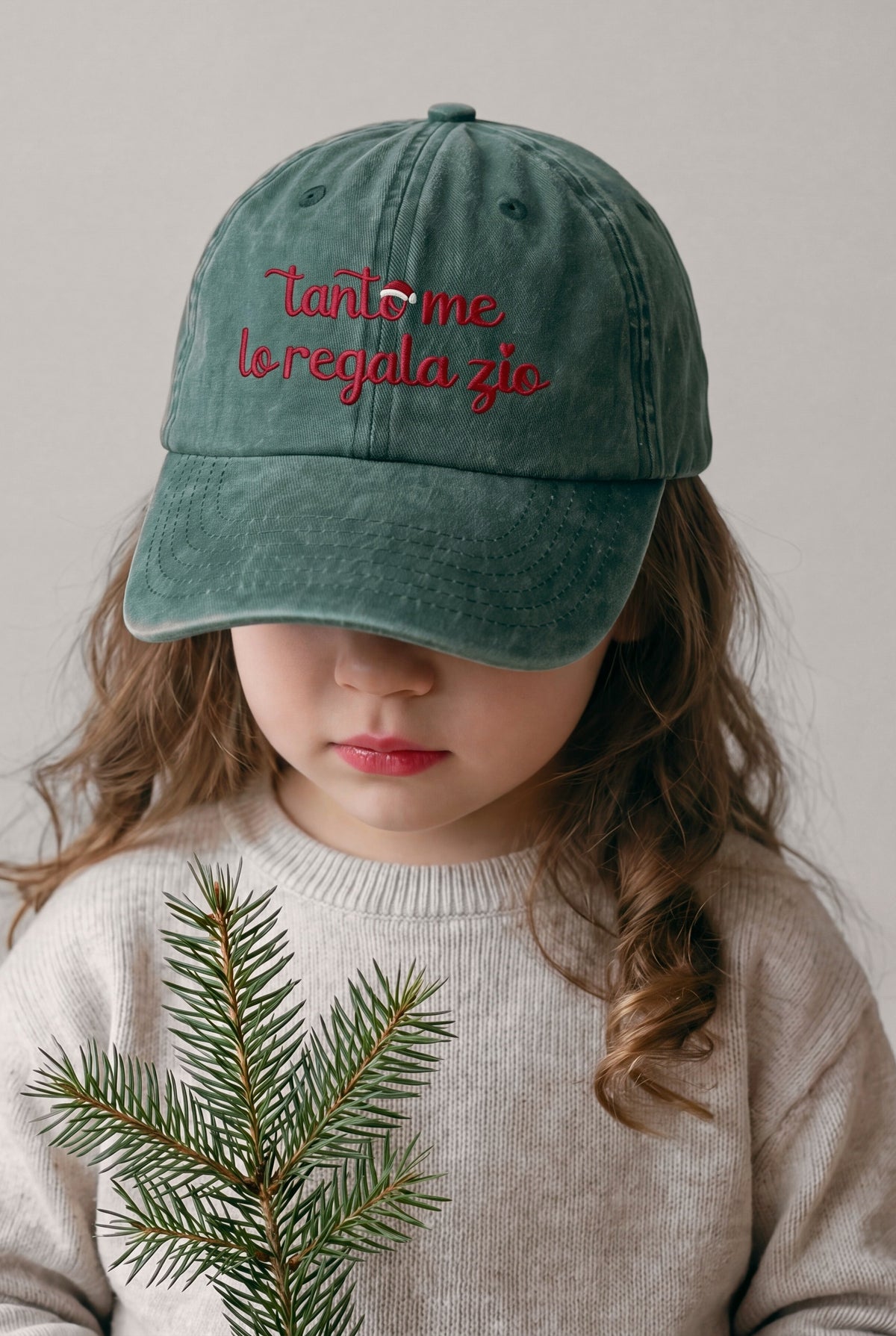 Cappellino vintage ricamato "Tanto me lo regala zio", foto indossata bimba - Capsule Natale MADRESPERA