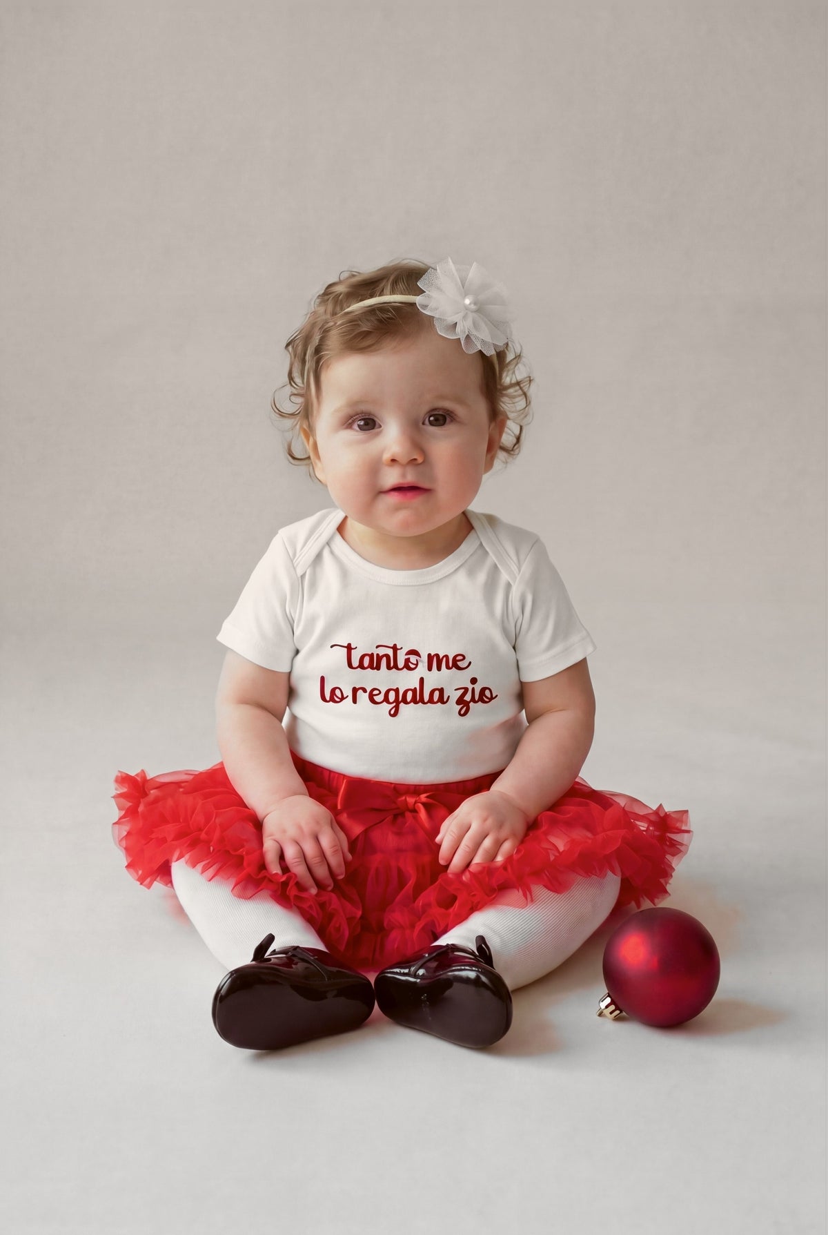 Body ricamato "Tanto me lo regala zio", foto indossata bimba con gonna tutù e fascetta fiore - Capsule Natale MADRESPERA