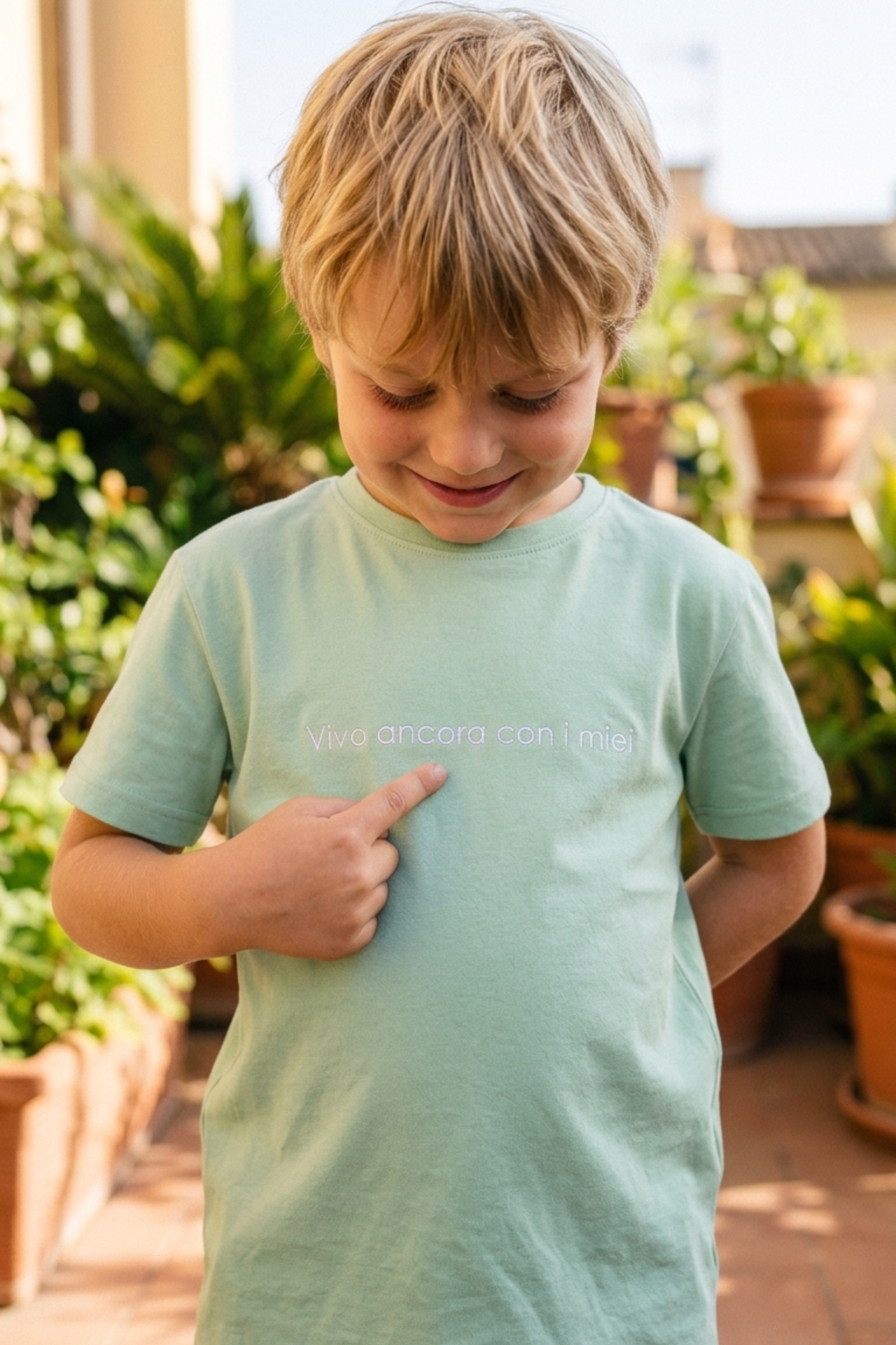 T-shirt Ricamata "Vivo ancora con i miei"