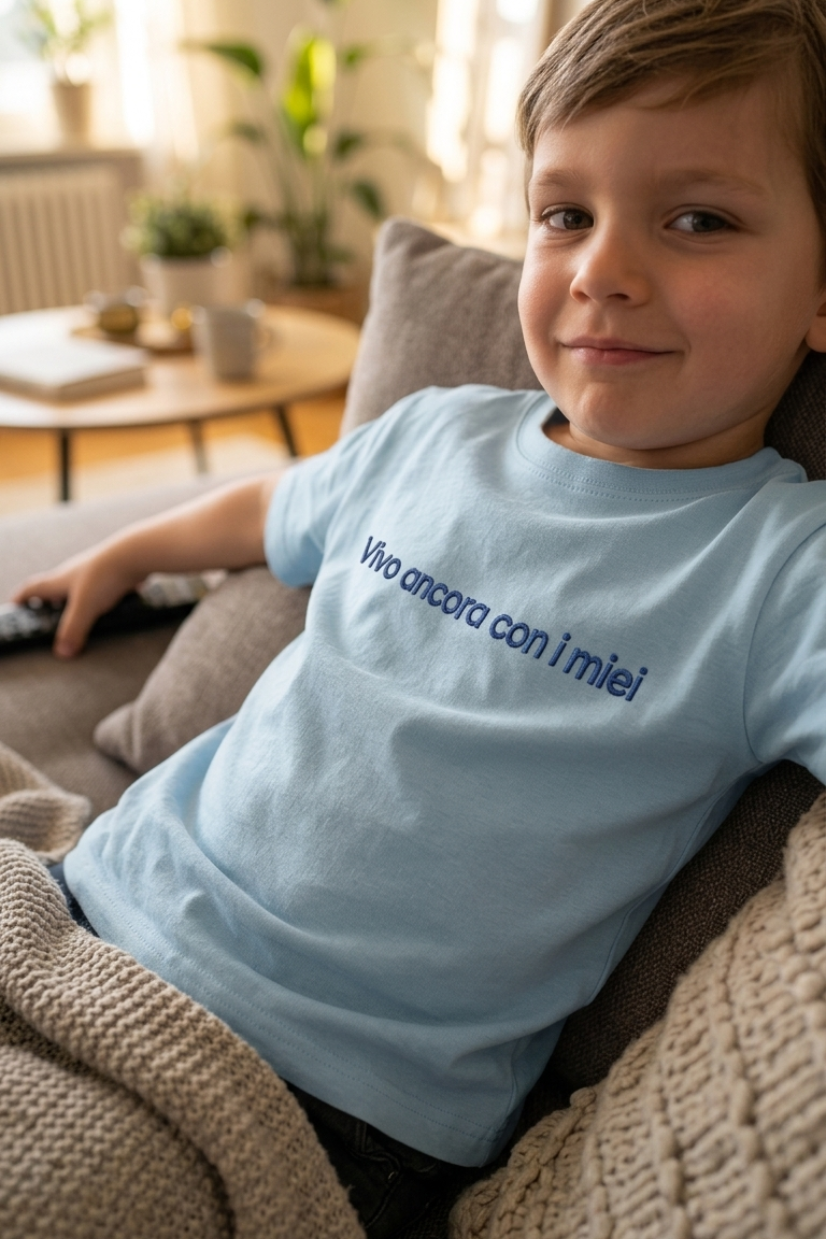 T-shirt Ricamata "Vivo ancora con i miei"