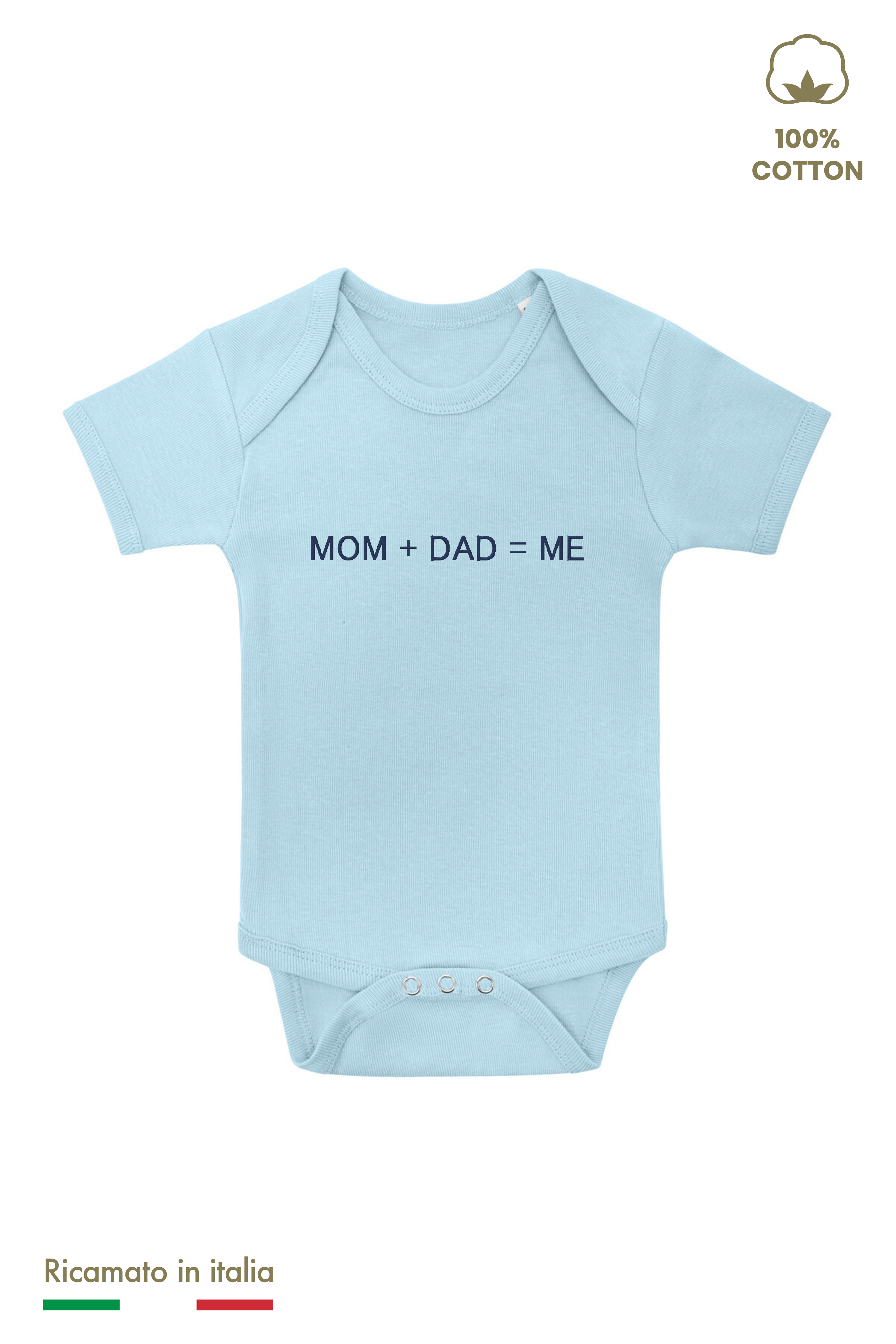 Body neonato azzurro polvere con ricamo "MOM + DAD = ME" in filo blu navy, vista frontale