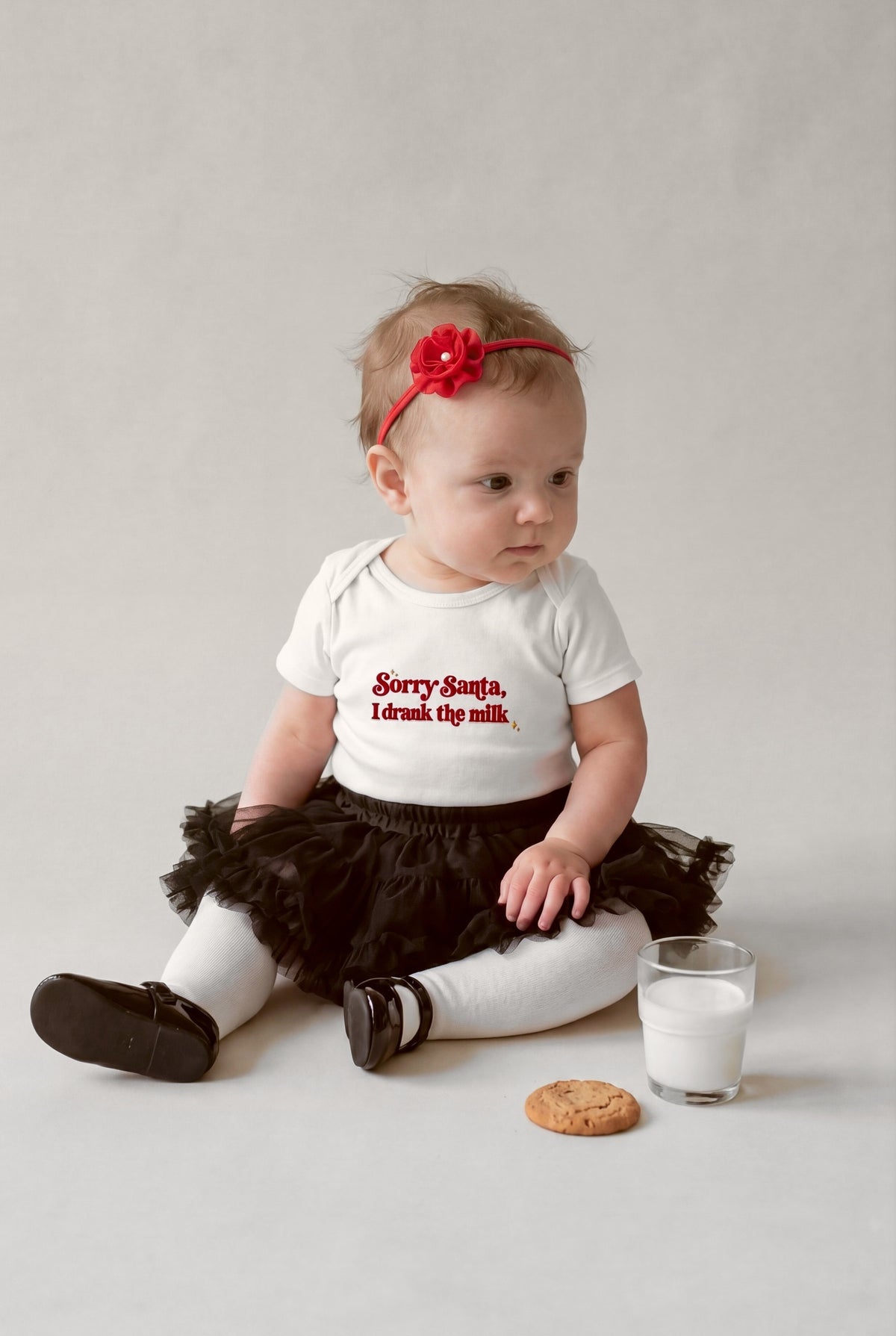 Body ricamato "Sorry Santa, I drank the milk", foto indossata bimba con gonna tutù e fascetta fiore - Capsule Natale MADRESPERA
