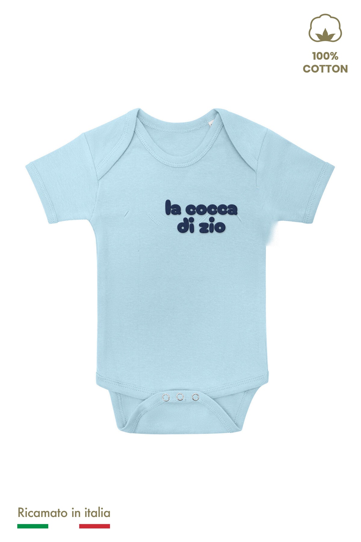 Body neonata azzurro polvere con ricamo blu navy "la cocca di zio", vista frontale