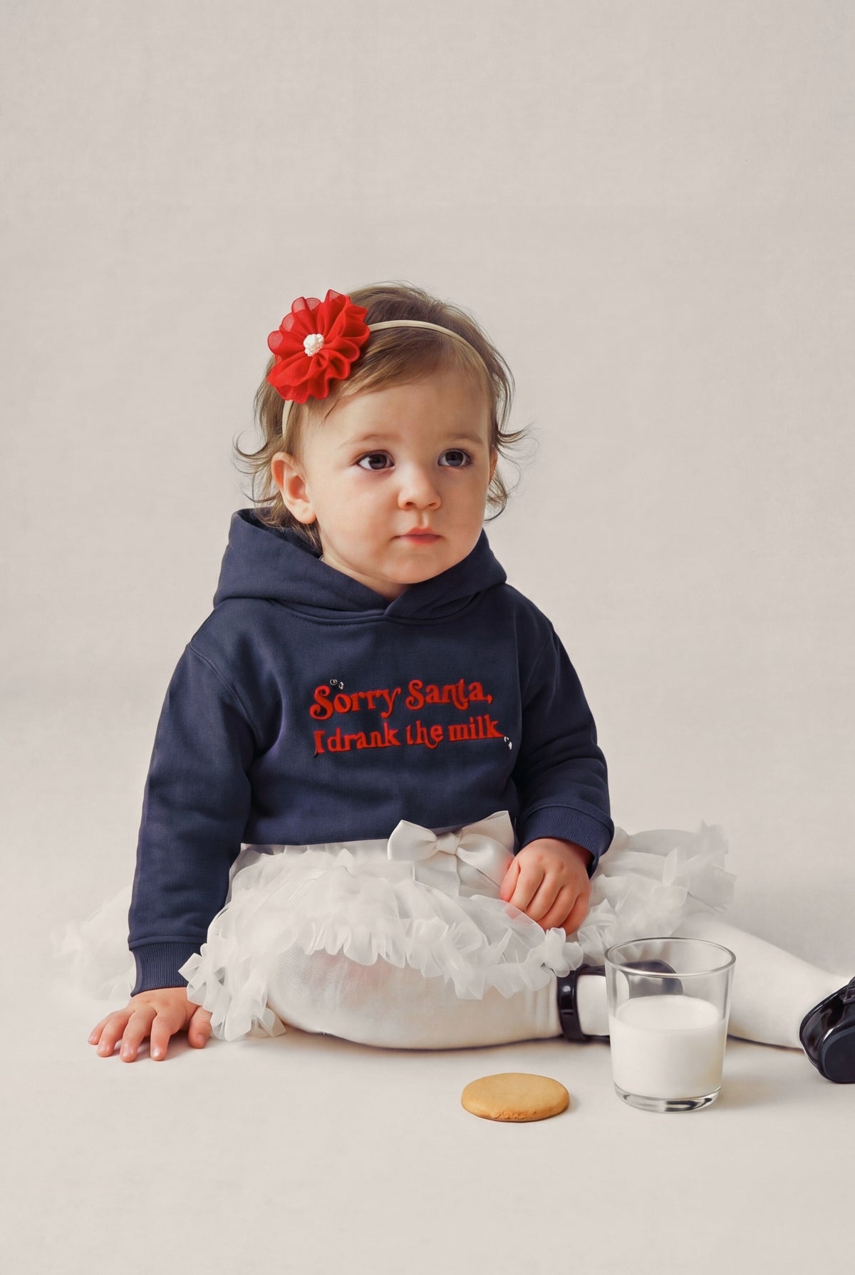 Felpa ricamata neonata "Sorry Santa, I drank the milk", foto indossata bimba con gonna tutù e fascetta fiore - Capsule Natale MADRESPERA