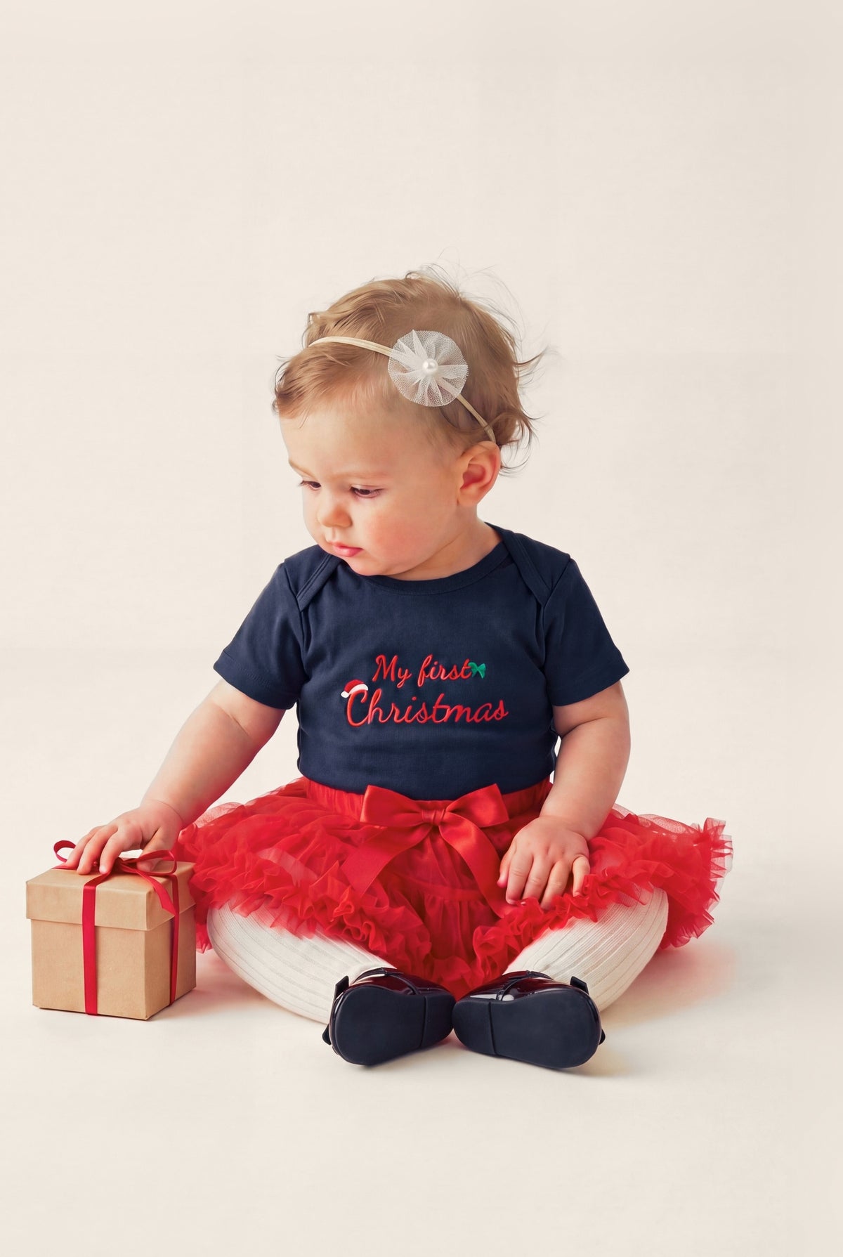Body ricamato "My first Christmas", foto indossata bimba con gonna tutù e fascetta fiore - Capsule Natale MADRESPERA