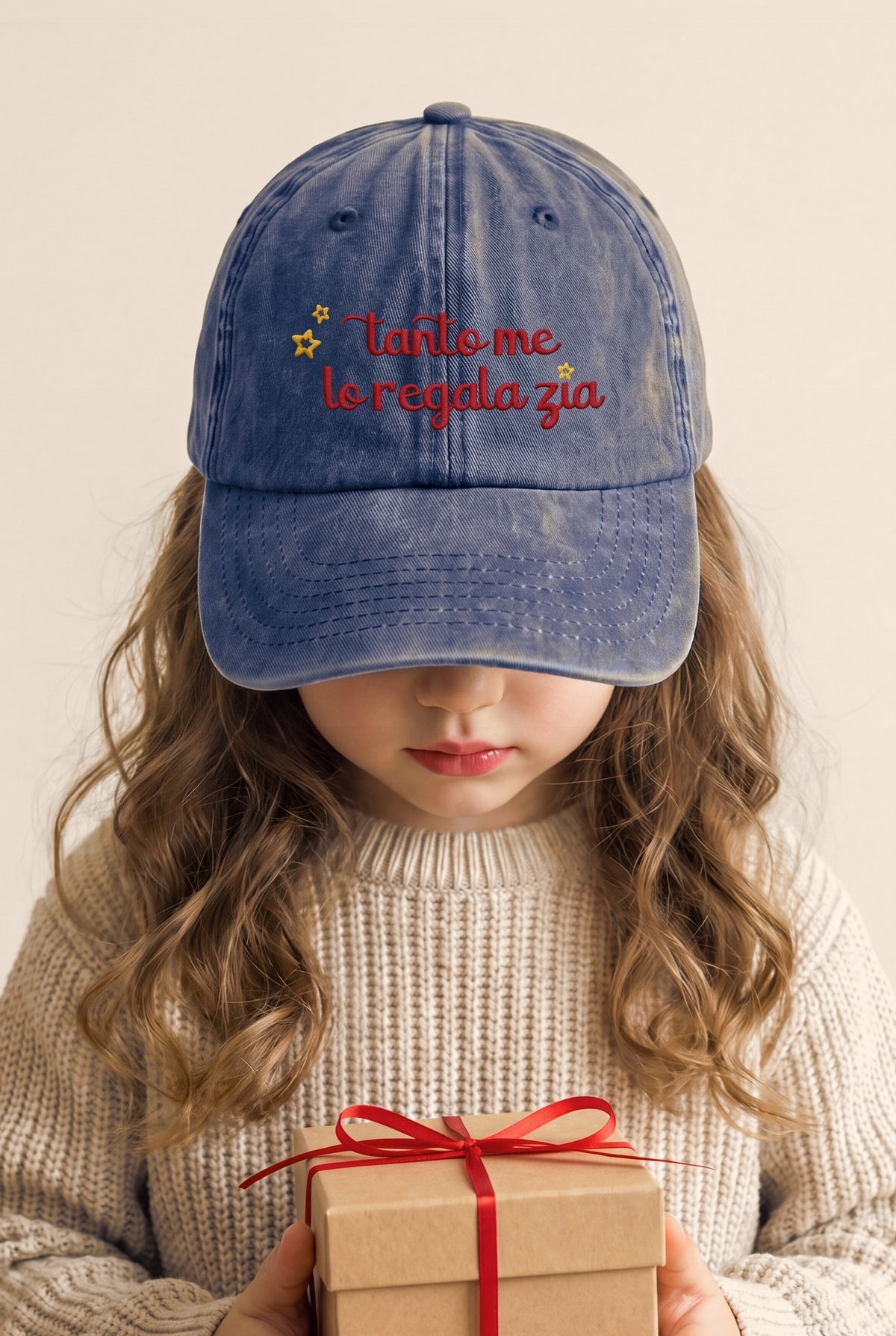 Cappellino vintage ricamato "Tanto me lo regala zia", foto indossata bimba - Capsule Natale MADRESPERA