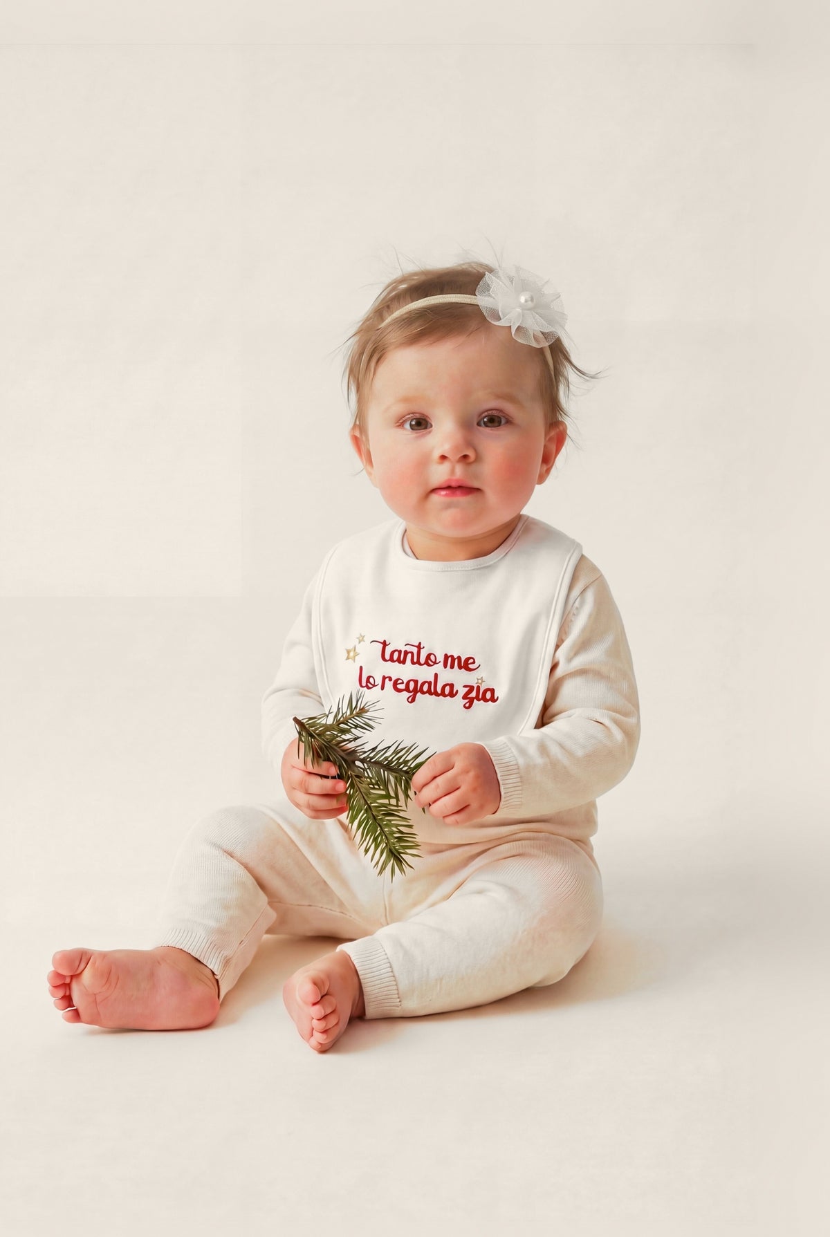 Bavetta ricamata "Tanto me lo regala zia", foto indossata bimba con fascetta fiore - Capsule Natale MADRESPERA