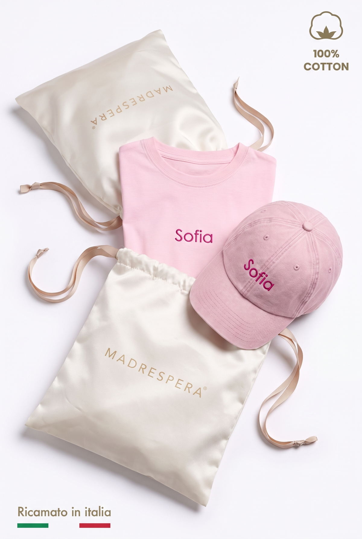 Box MADRESPERA in rosa: sacca regalo aperta con t-shirt e cappellino con il nome Sofia ricamato in filo fucsia