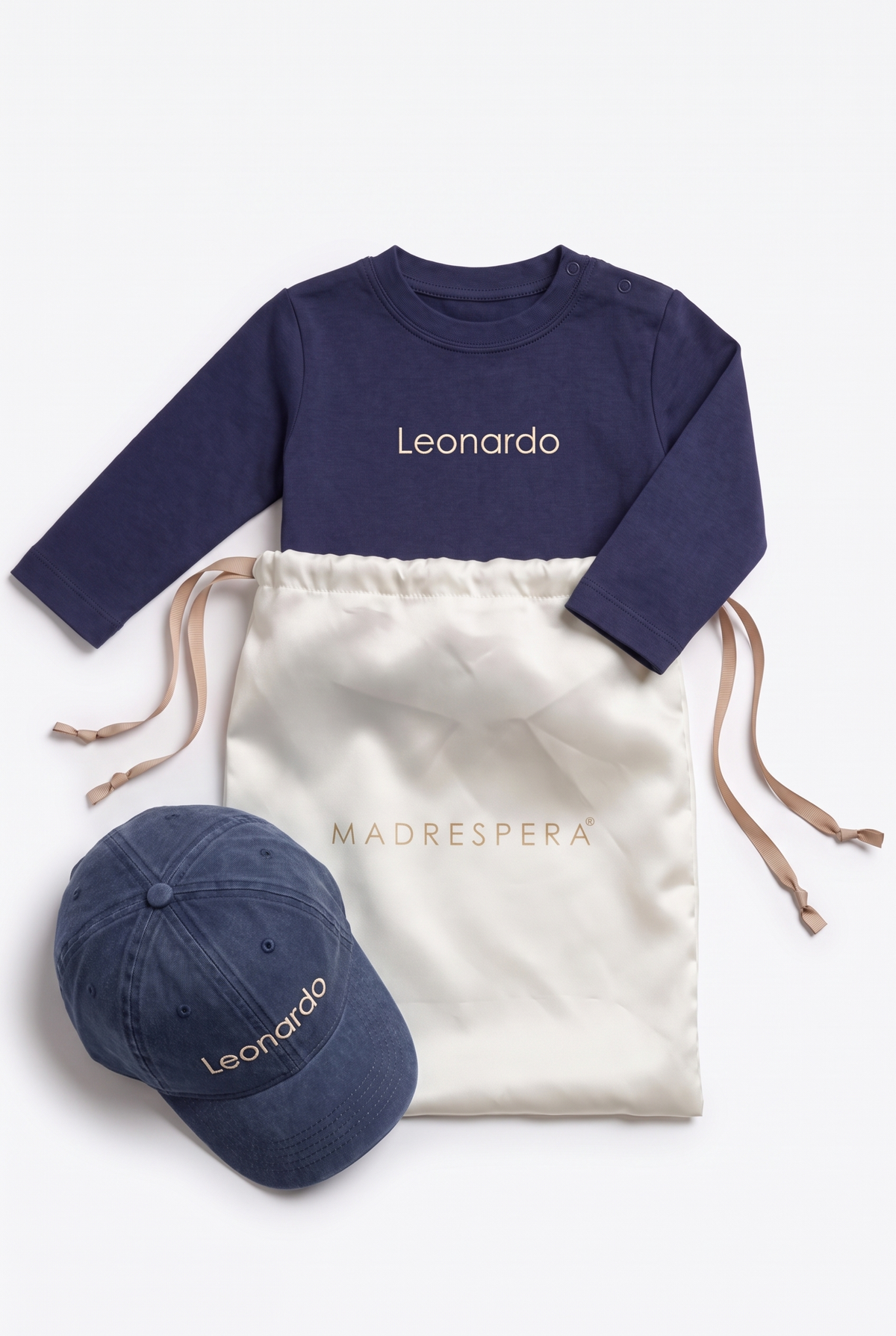Box MADRESPERA: sacca in raso avorio con logo, maglia a manica lunga blu navy e cappellino blu con il nome Leonardo ricamato in filo panna