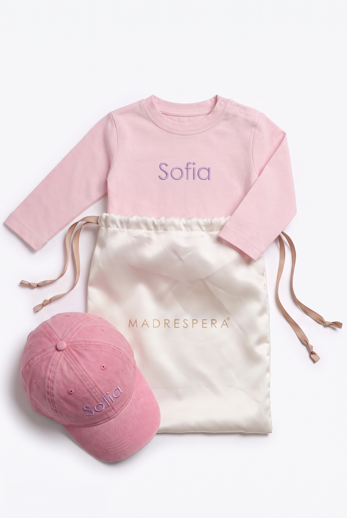 Box MADRESPERA: sacca in raso avorio con logo, maglia a manica lunga rosa e cappellino rosa con il nome Sofia ricamato in filo lilla