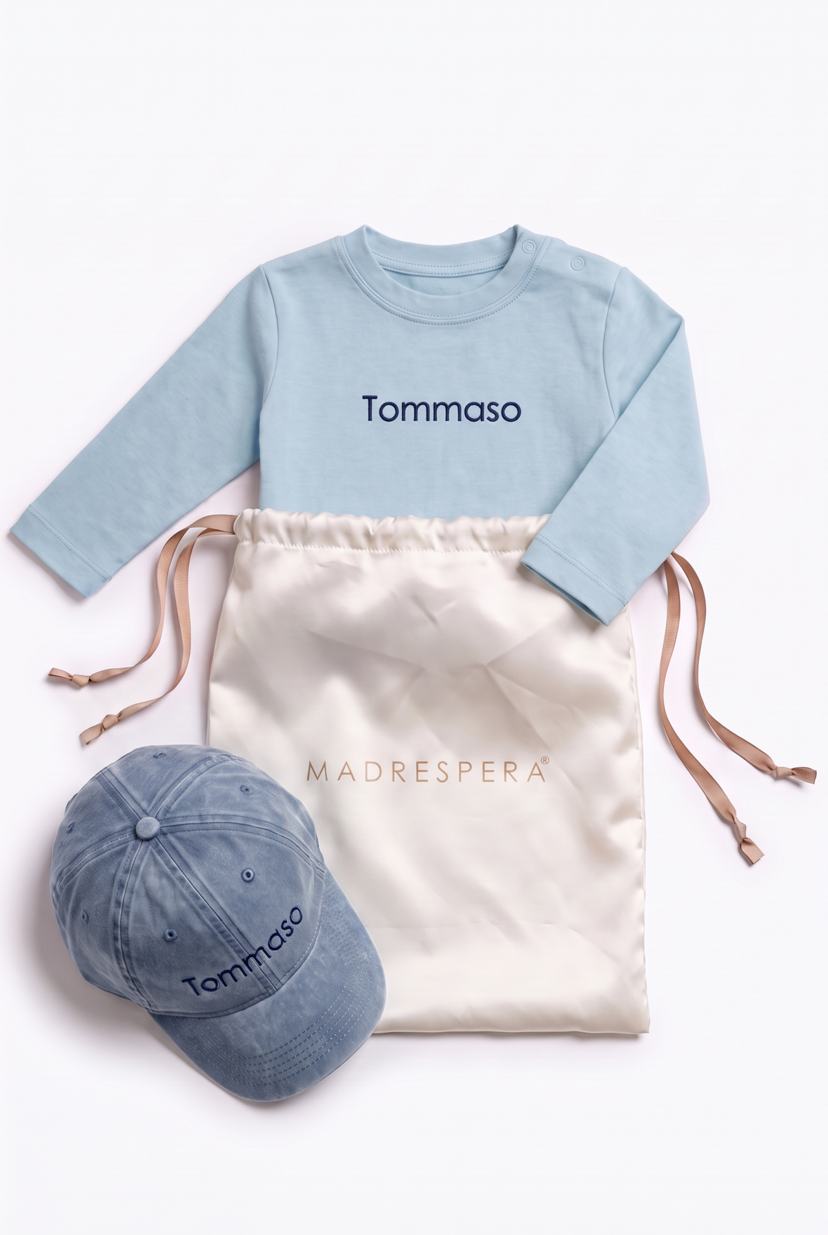 Box MADRESPERA: sacca in raso avorio con logo, maglia a manica lunga azzurra e cappellino denim con il nome Tommaso ricamato in filo blu navy