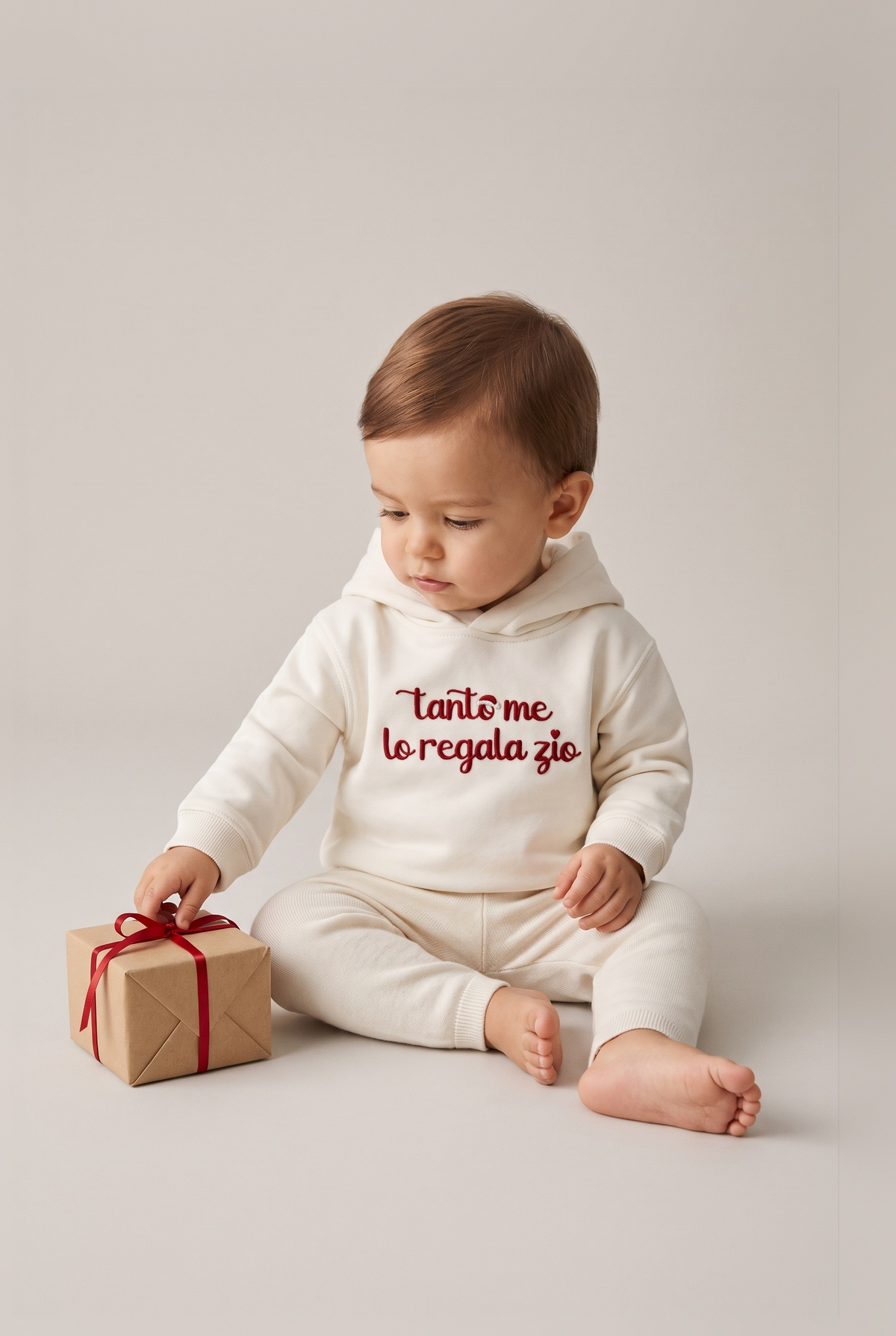 Felpa neonato panna con ricamo rosso "Tanto me lo regala zio", foto indossata - Capsule Natale MADRESPERA