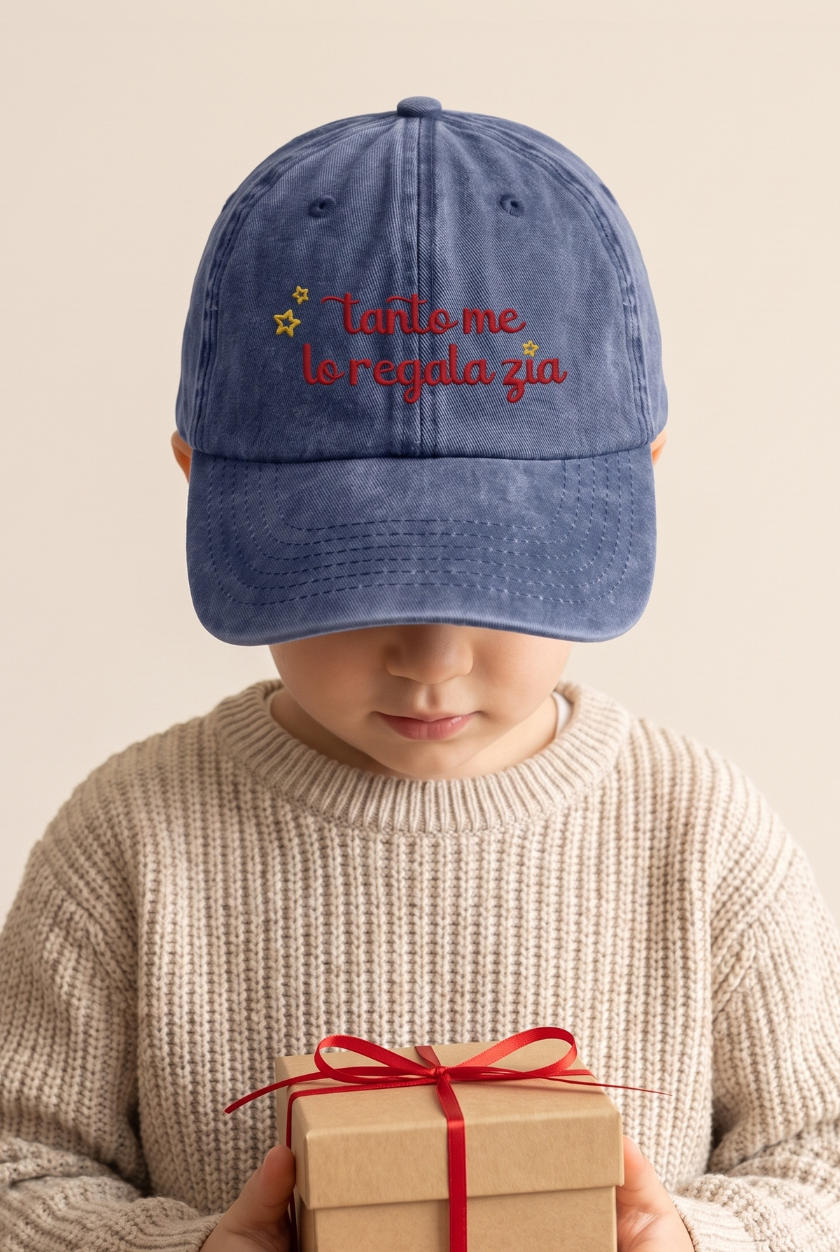Cappellino vintage bambino blu navy con ricamo rosso "Tanto me lo regala zia", foto indossata - Capsule Natale MADRESPERA
