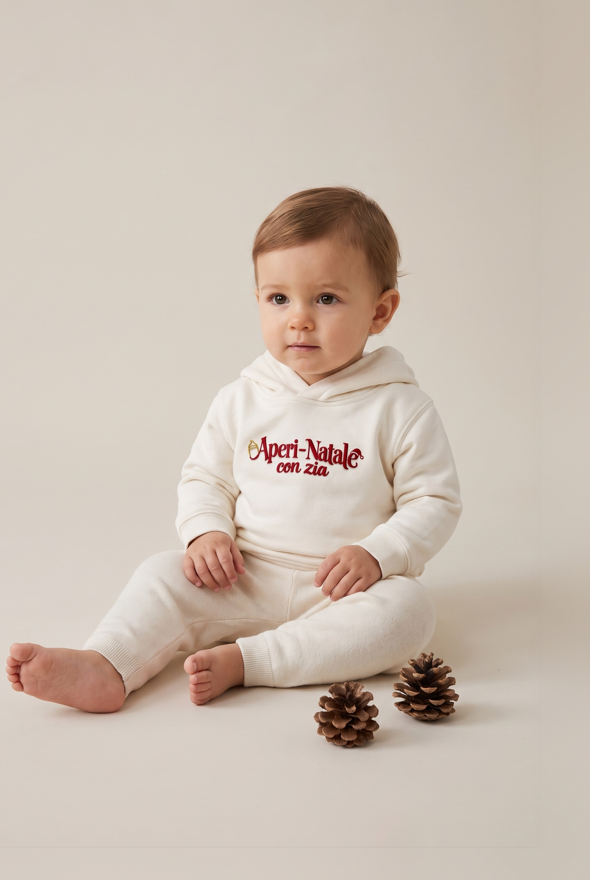 Felpa neonato panna con ricamo rosso "Aperi-Natale con zia", foto indossata - Capsule Natale MADRESPERA