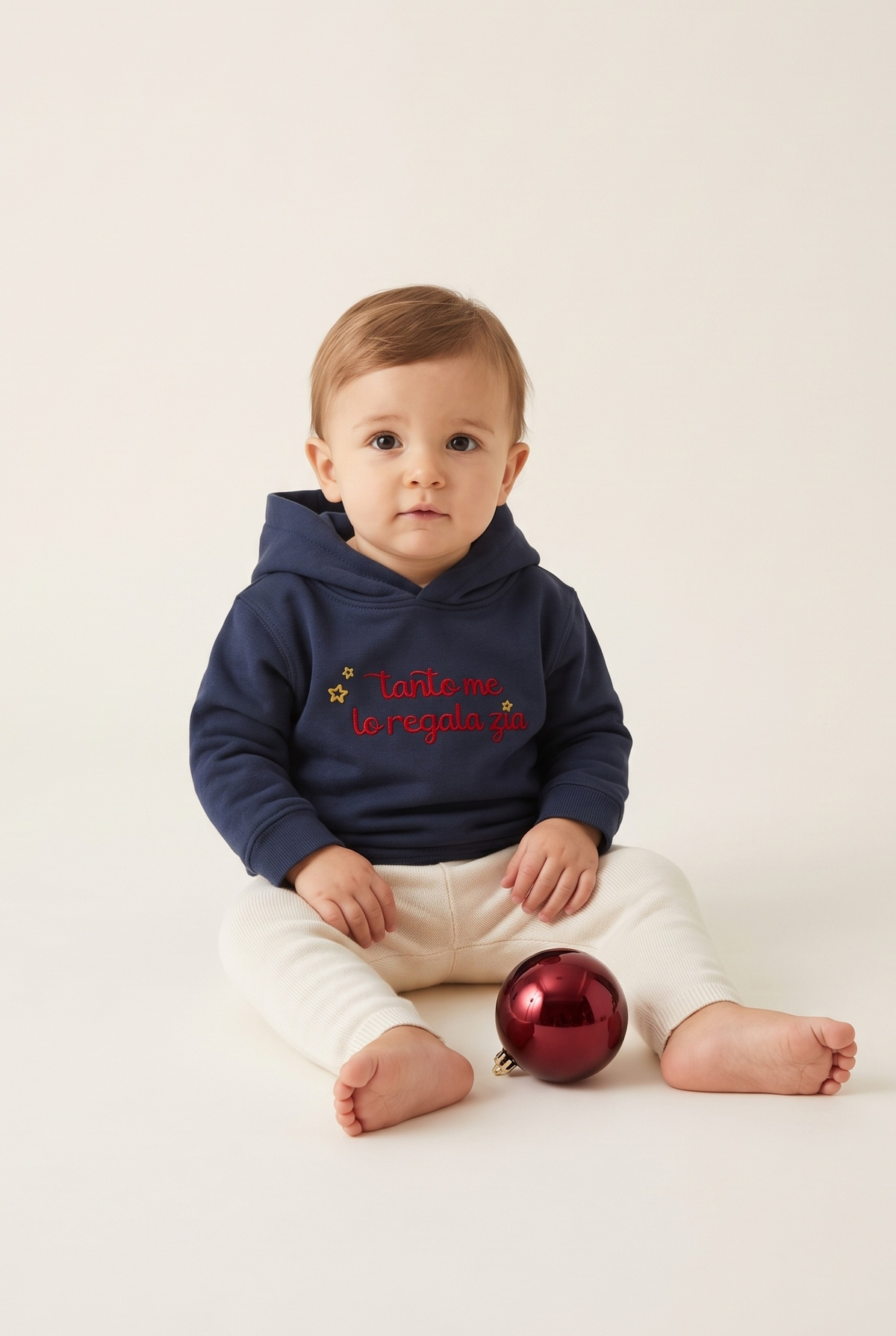 Felpa neonato blu navy con ricamo rosso "Tanto me lo regala zia", foto indossata - Capsule Natale MADRESPERA