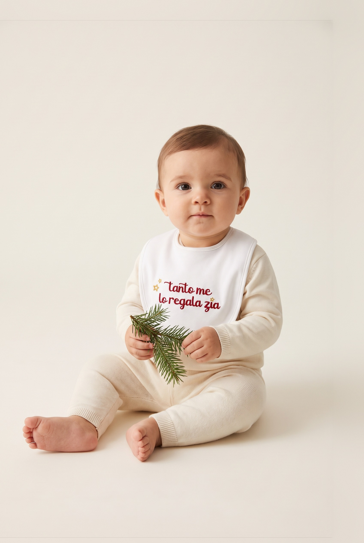 Bavetta neonato bianca con ricamo rosso "Tanto me lo regala zia", foto indossata - Capsule Natale MADRESPERA