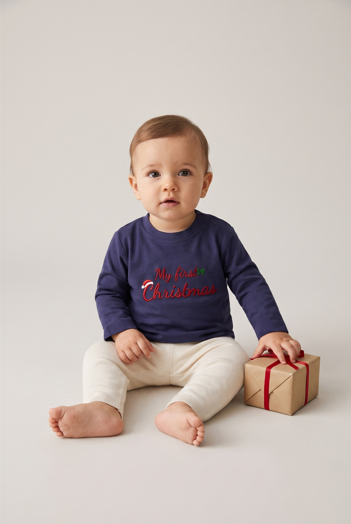 Maglia manica lunga neonato blu navy con ricamo rosso "My first Christmas", foto indossata - Capsule Natale MADRESPERA