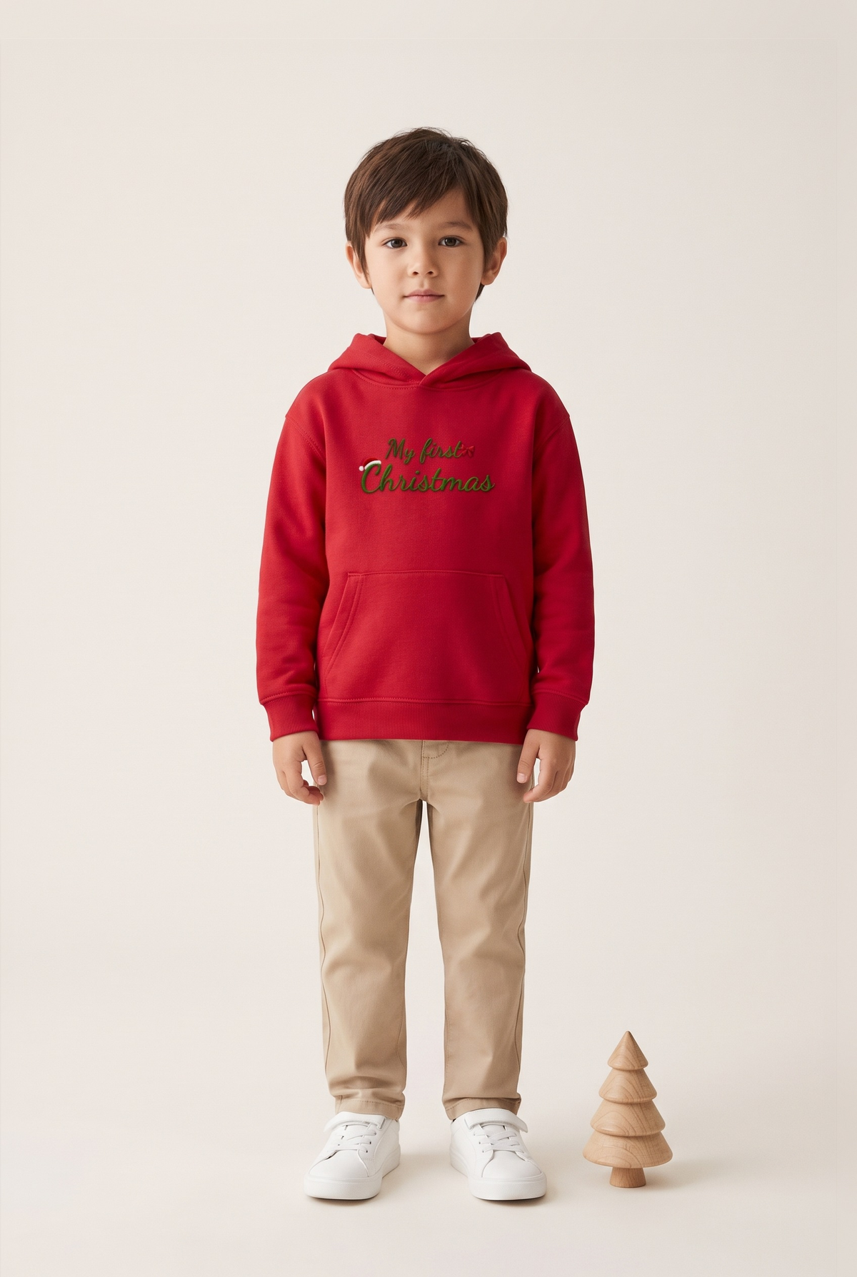 Felpa bambino rossa con ricamo verde "My first Christmas", foto indossata - Capsule Natale MADRESPERA