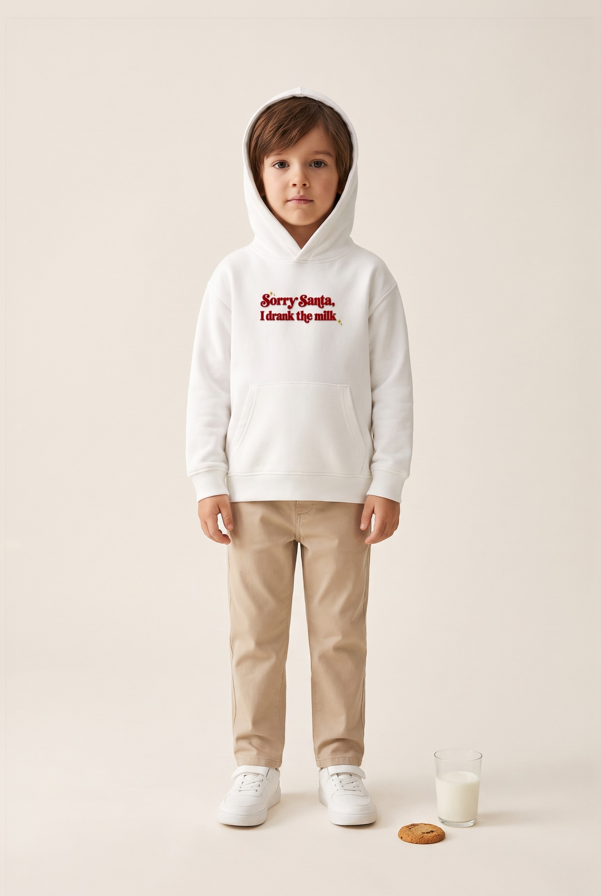 Felpa bambino bianca con ricamo rosso "Sorry Santa, I drank the milk", foto indossata - Capsule Natale MADRESPERA