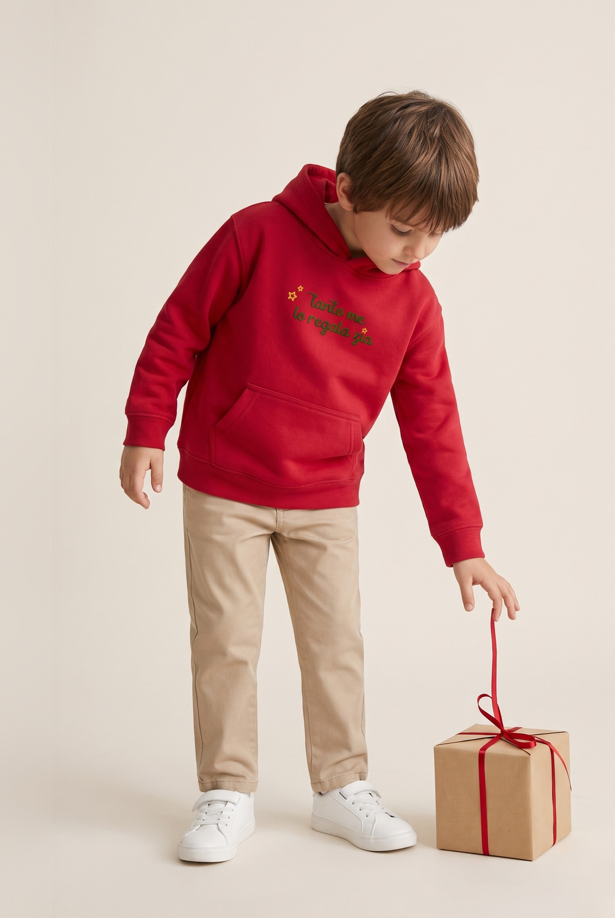 Felpa bambino rossa con ricamo verde "Tanto me lo regala zia", foto indossata - Capsule Natale MADRESPERA