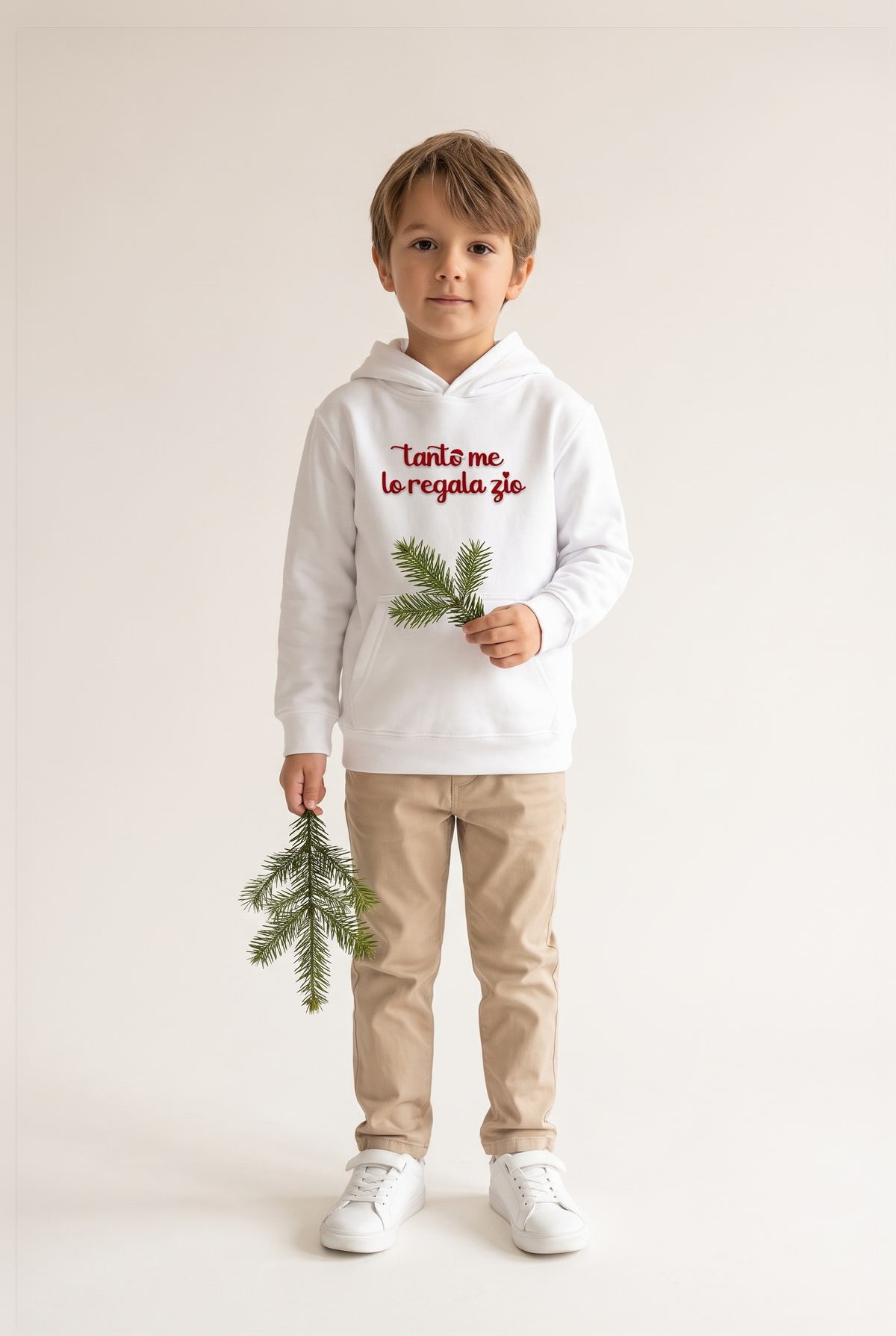 Felpa bambino bianca con ricamo rosso "Tanto me lo regala zio", foto indossata - Capsule Natale MADRESPERA