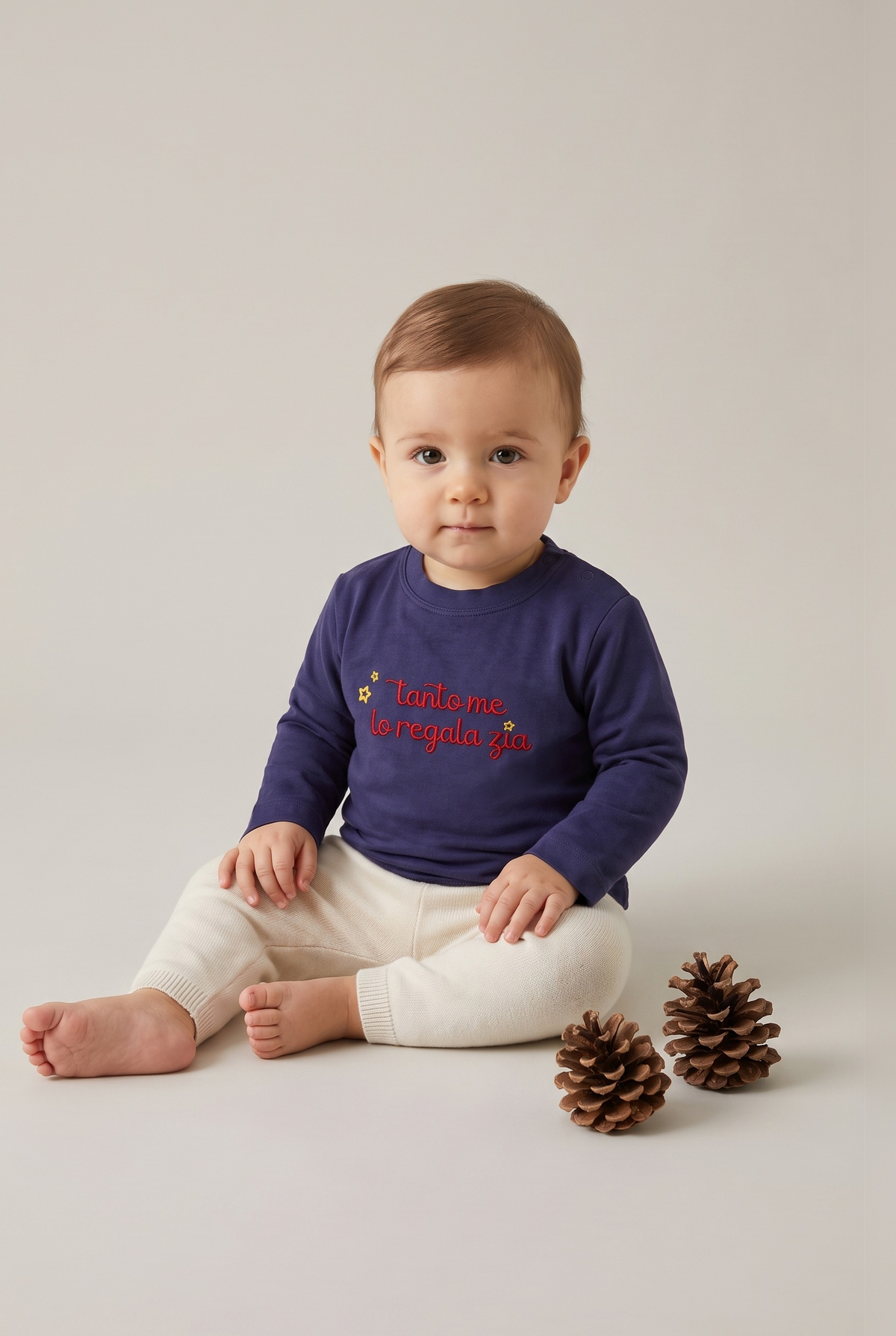 Maglia manica lunga neonato blu navy con ricamo rosso "Tanto me lo regala zia", foto indossata - Capsule Natale MADRESPERA
