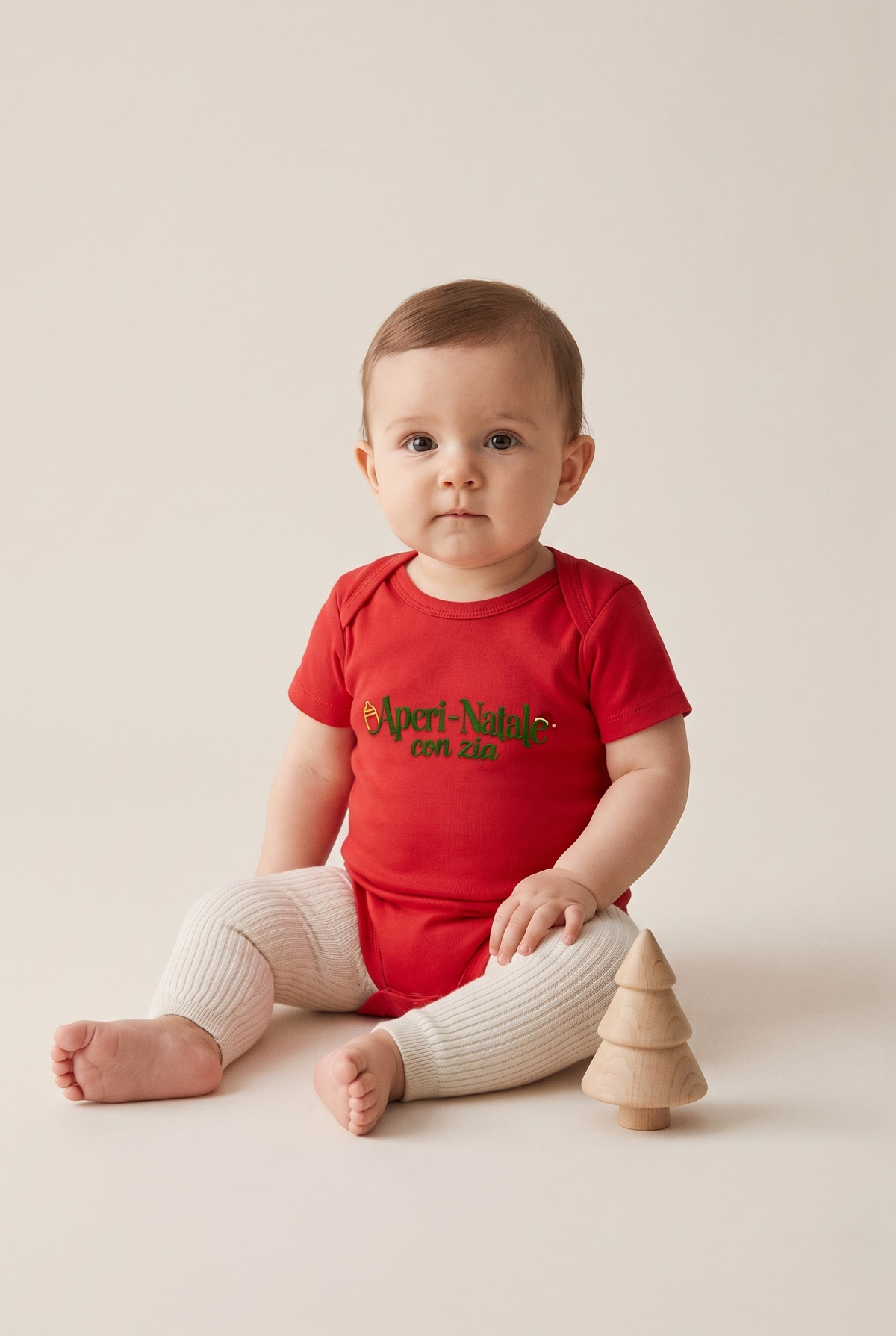 Body neonato rosso con ricamo verde "Aperi-Natale con zia", foto indossata - Capsule Natale MADRESPERA