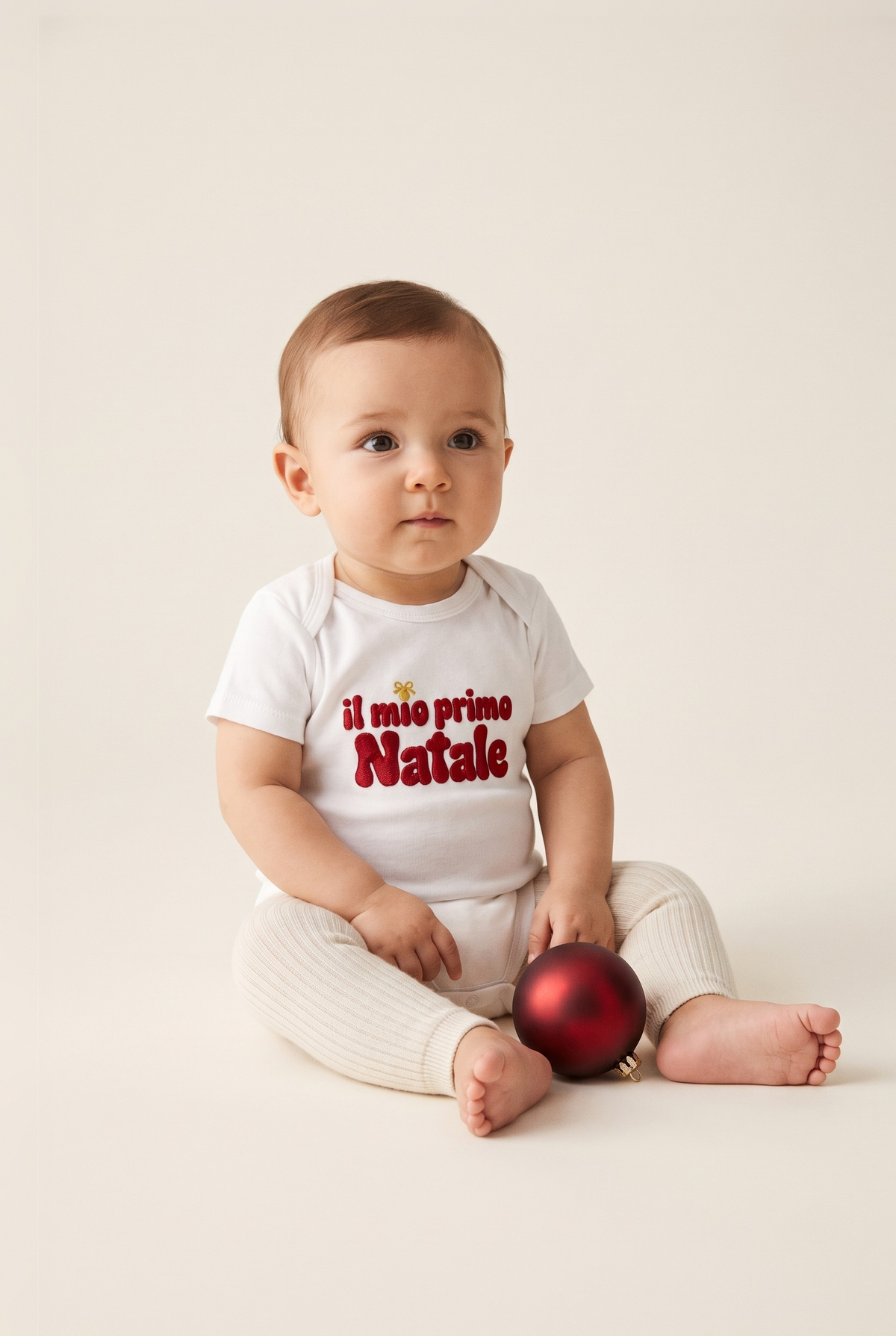 Body neonato bianco con ricamo rosso "Il mio primo Natale", foto indossata - Capsule Natale MADRESPERA