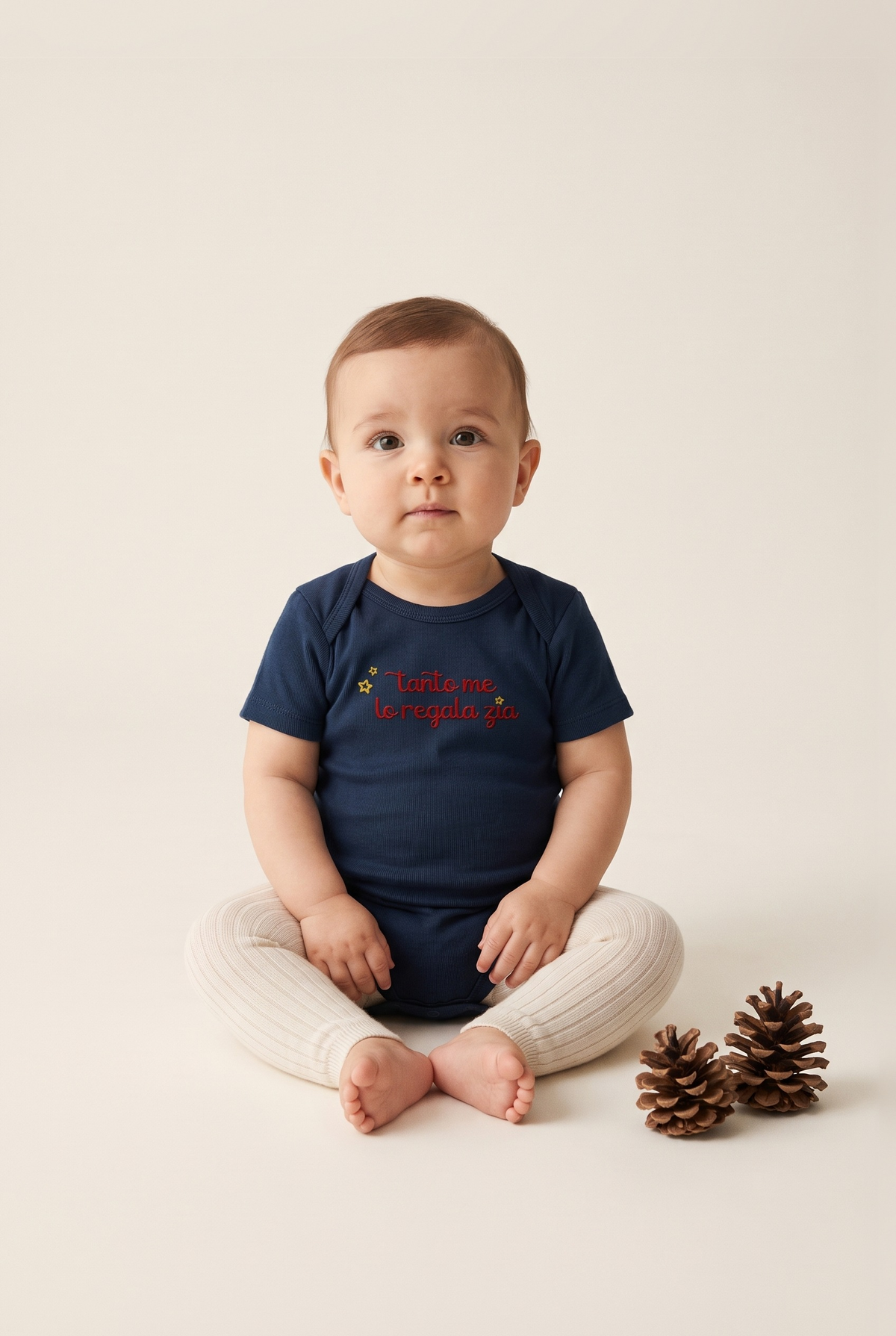 Body neonato blu navy con ricamo rosso "Tanto me lo regala zia", foto indossata - Capsule Natale MADRESPERA