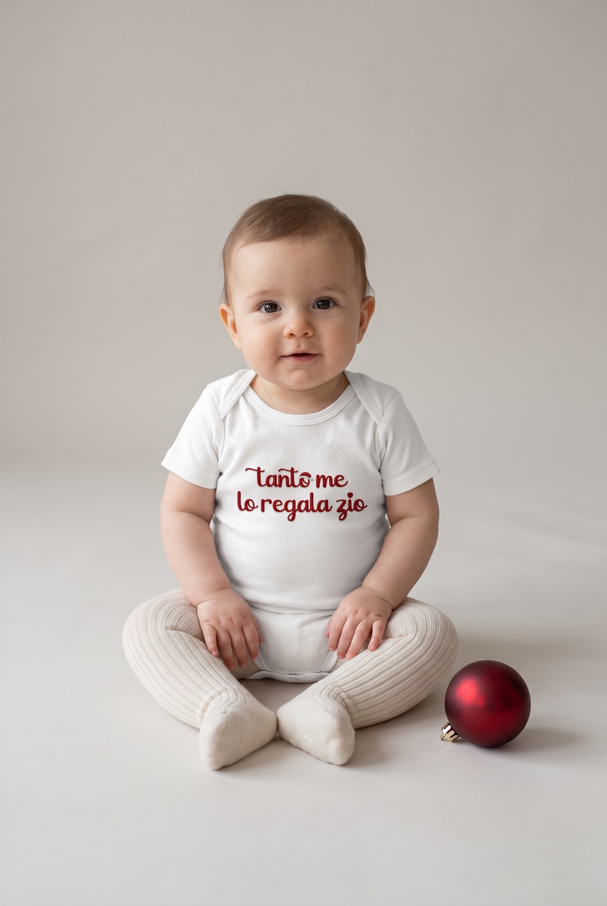 Body neonato bianco con ricamo rosso "Tanto me lo regala zio", foto indossata - Capsule Natale MADRESPERA