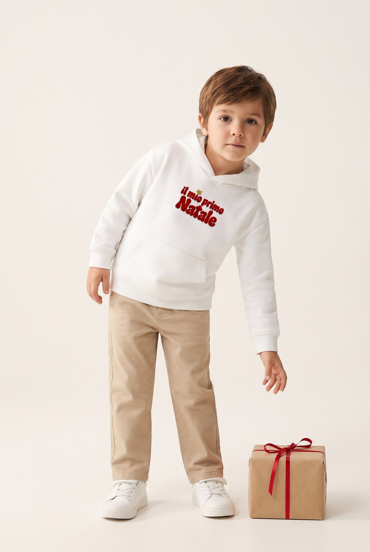 Felpa bambino bianca con ricamo rosso "Il mio primo Natale", foto indossata - Capsule Natale MADRESPERA