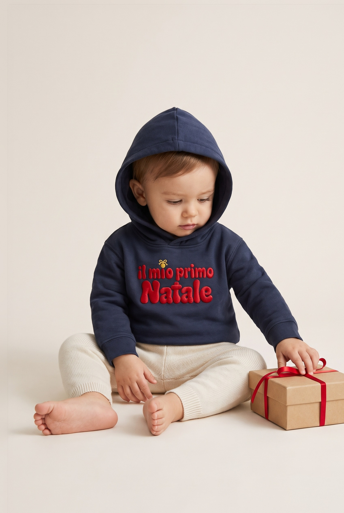 Felpa neonato blu navy con ricamo rosso "Il mio primo Natale", foto indossata - Capsule Natale MADRESPERA