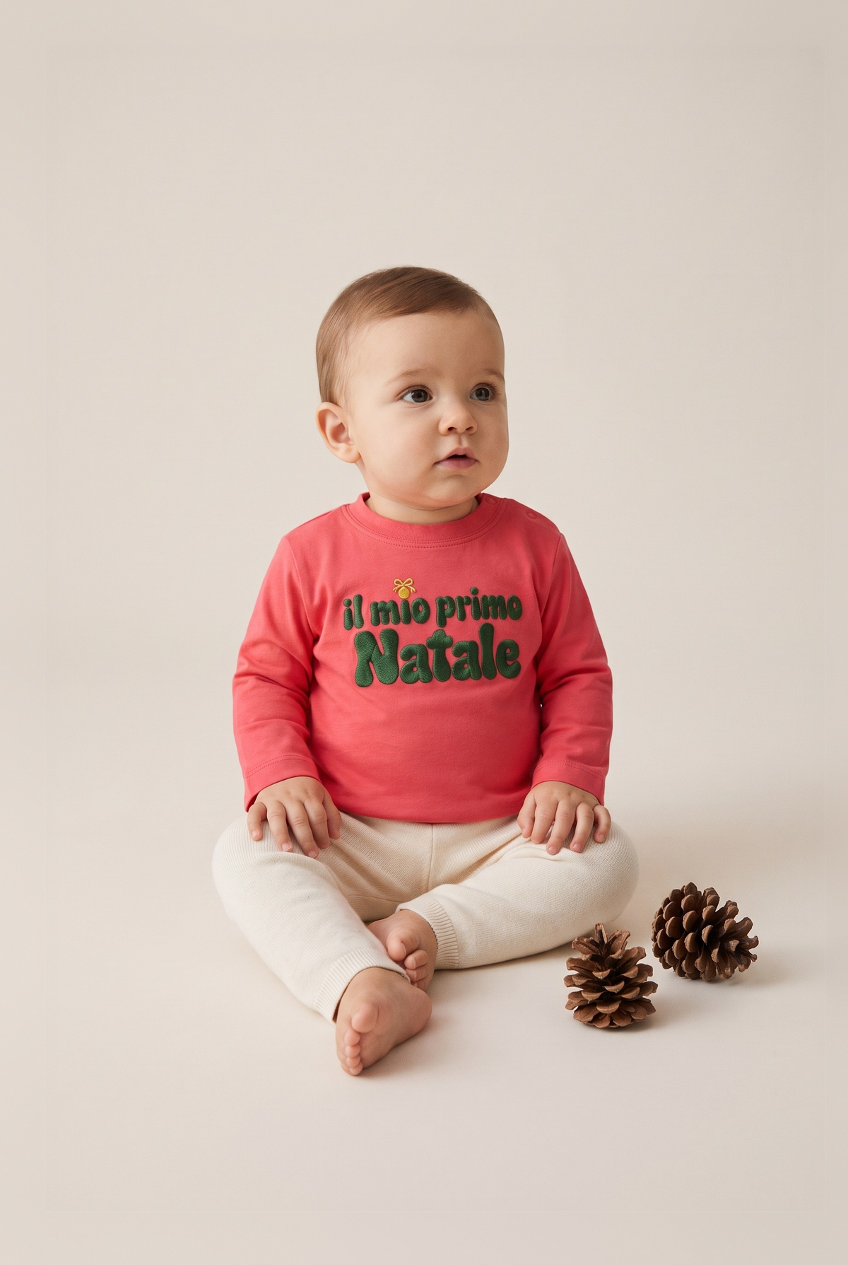 Maglia manica lunga neonato rossa con ricamo verde "Il mio primo Natale", foto indossata - Capsule Natale MADRESPERA