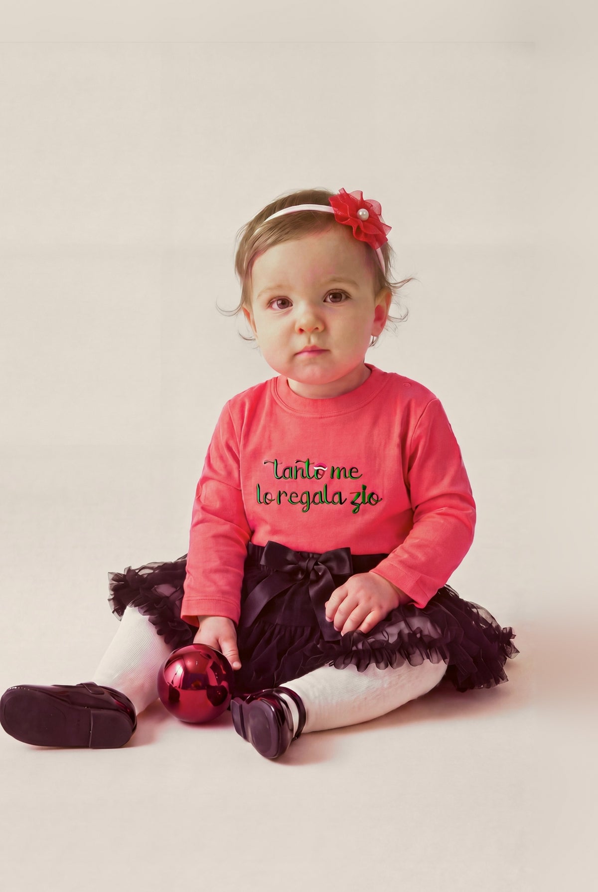 Maglia manica lunga ricamata "Tanto me lo regala zio", foto indossata bimba con gonna tutù e fascetta fiore - Capsule Natale MADRESPERA