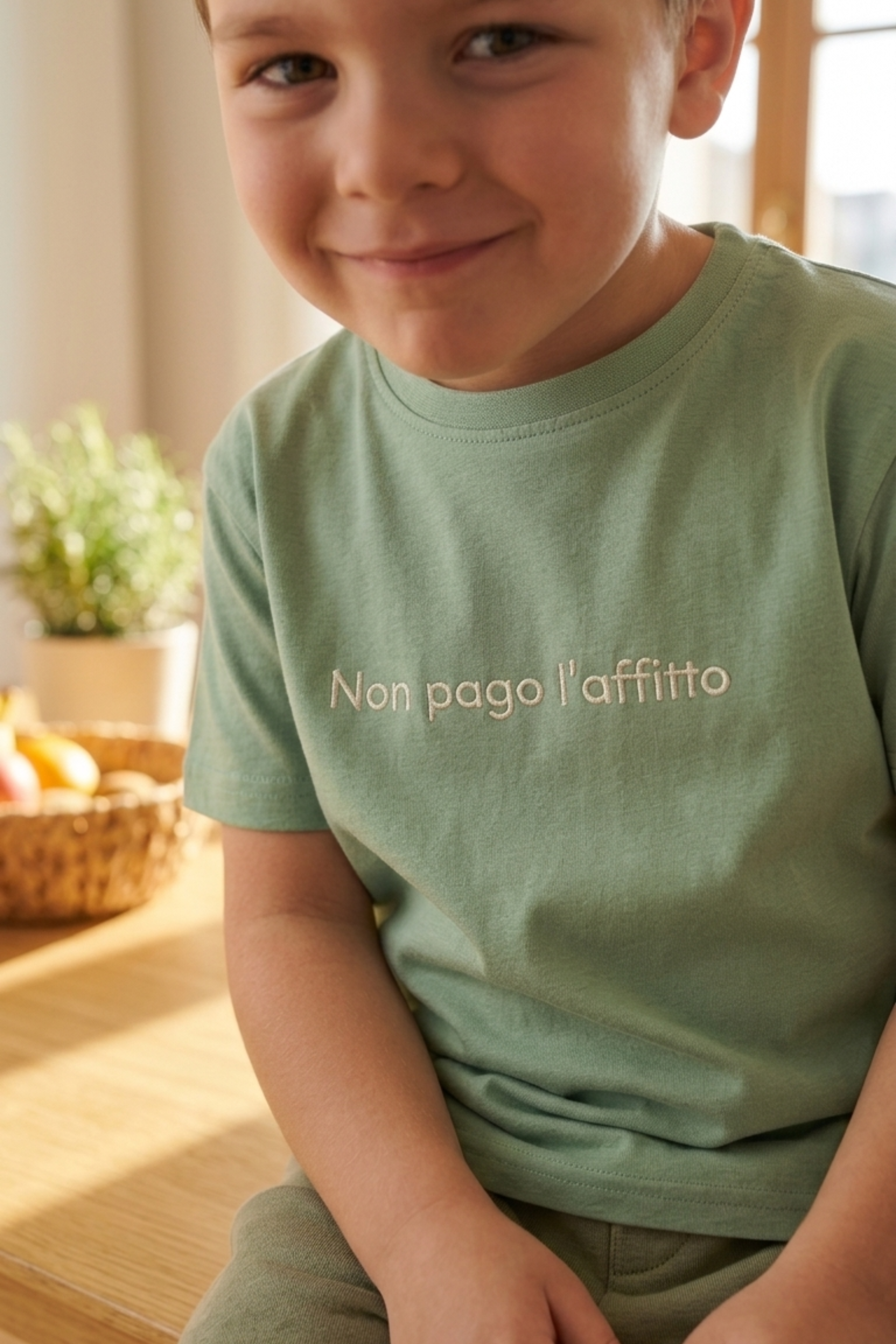 T-shirt Ricamata "Non pago l'affitto"