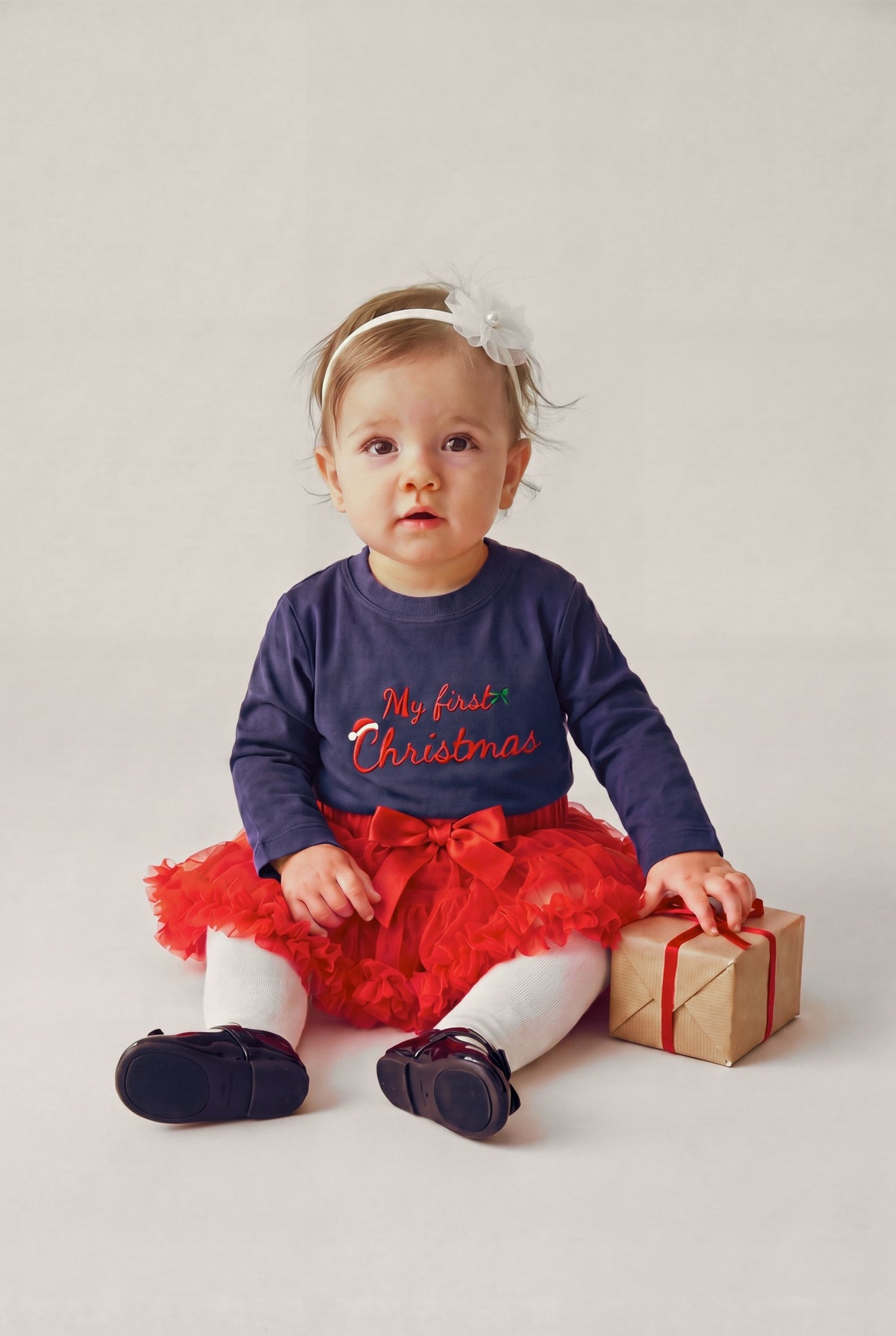 Maglia manica lunga ricamata "My first Christmas", foto indossata bimba con gonna tutù e fascetta fiore - Capsule Natale MADRESPERA
