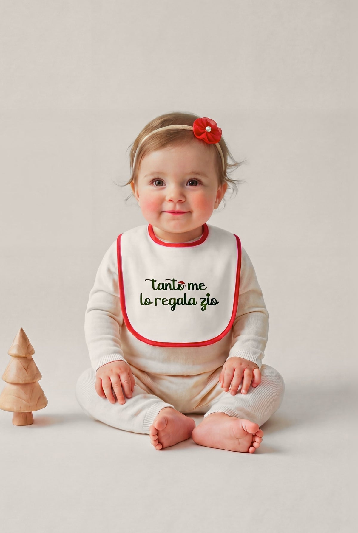Bavetta ricamata "Tanto me lo regala zio", foto indossata bimba con fascetta fiore - Capsule Natale MADRESPERA