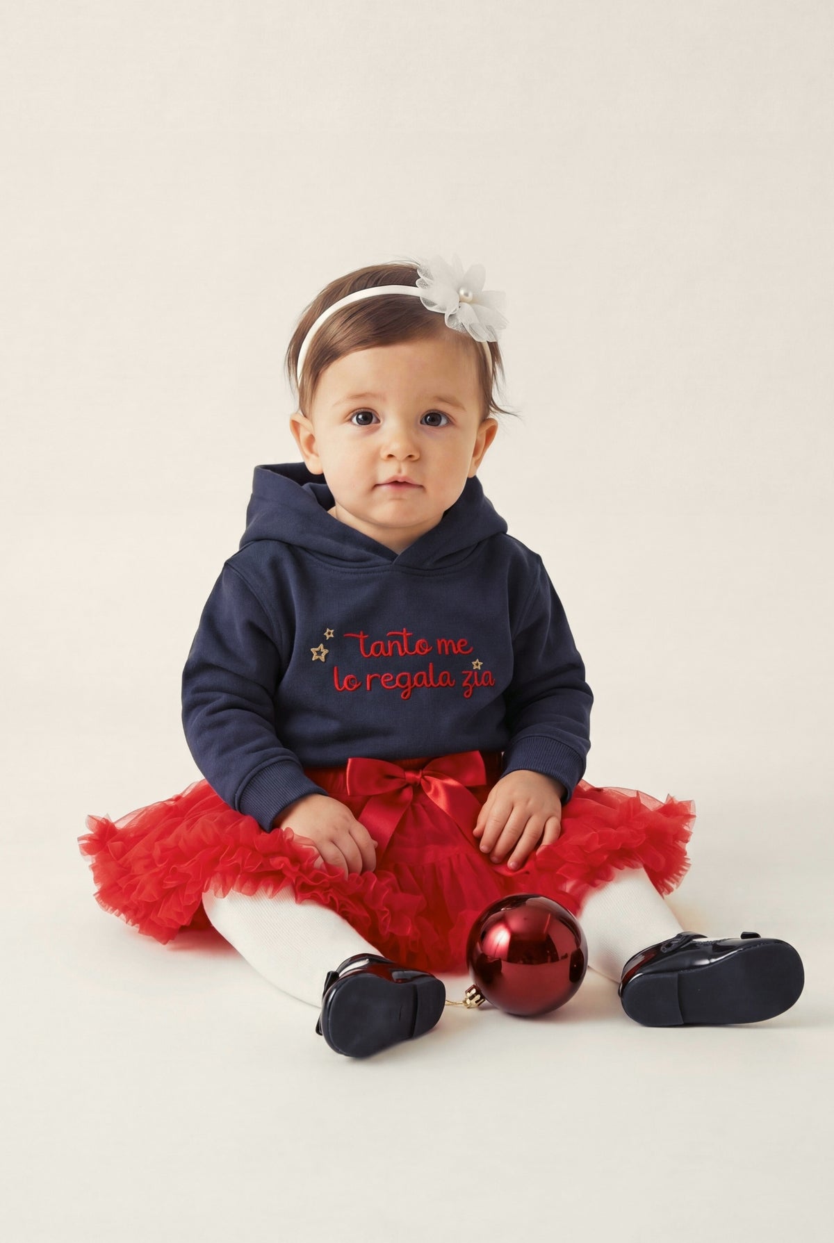 Felpa ricamata neonata "Tanto me lo regala zia", foto indossata bimba con gonna tutù e fascetta fiore - Capsule Natale MADRESPERA