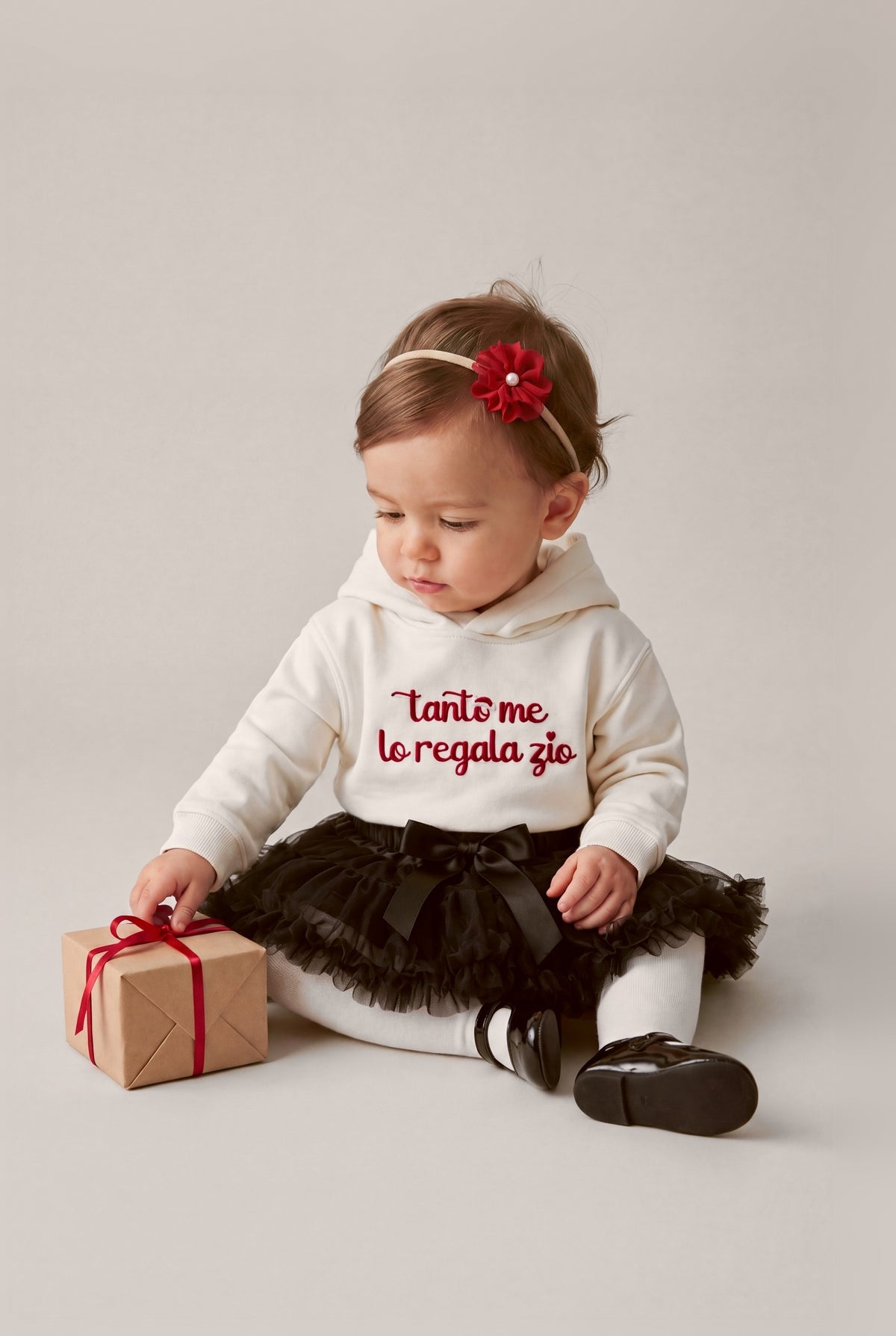 Felpa ricamata neonata "Tanto me lo regala zio", foto indossata bimba con gonna tutù e fascetta fiore - Capsule Natale MADRESPERA
