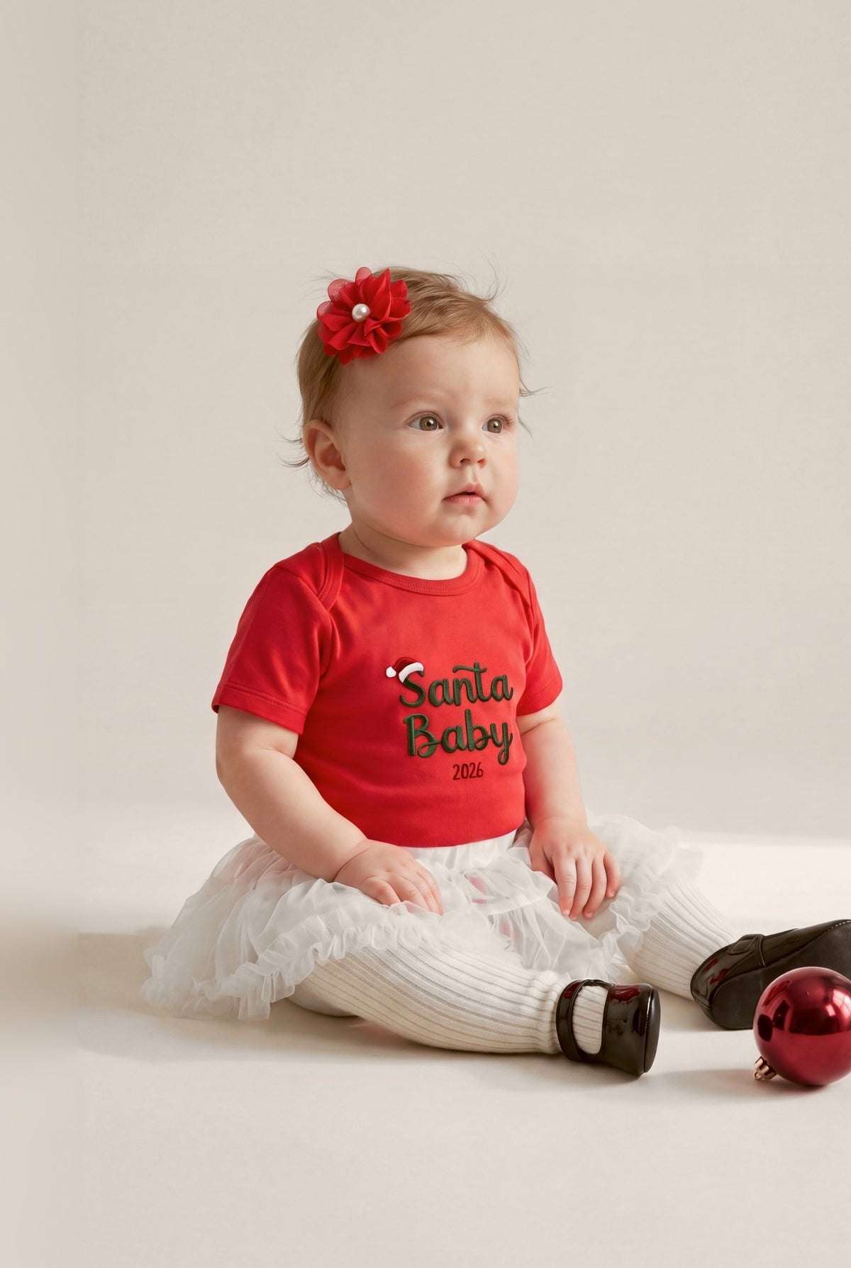Body ricamato "Santa Baby 2026", foto indossata bimba con gonna tutù e fascetta fiore - Capsule Natale MADRESPERA
