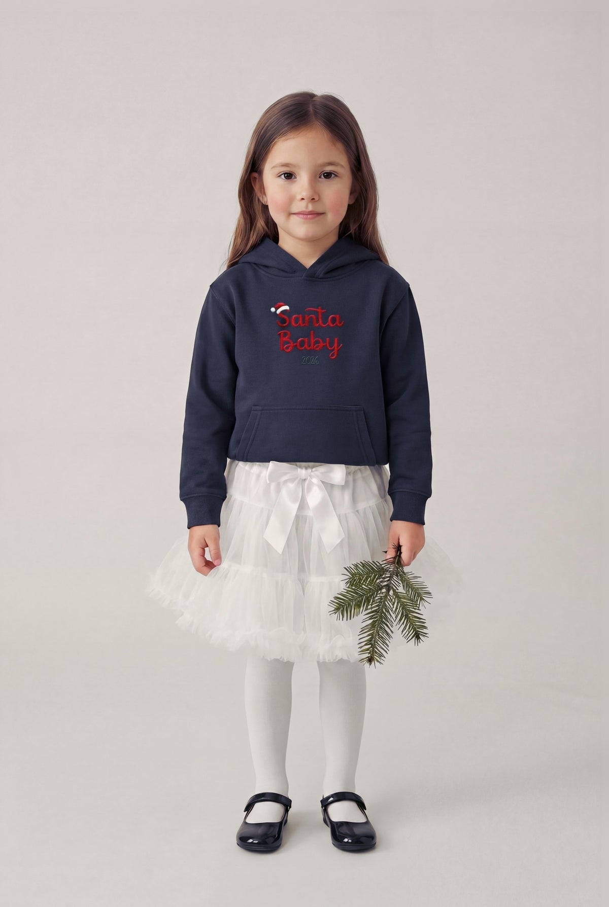 Felpa ricamata bambina "Santa Baby 2026", foto indossata bimba con gonna tutù - Capsule Natale MADRESPERA