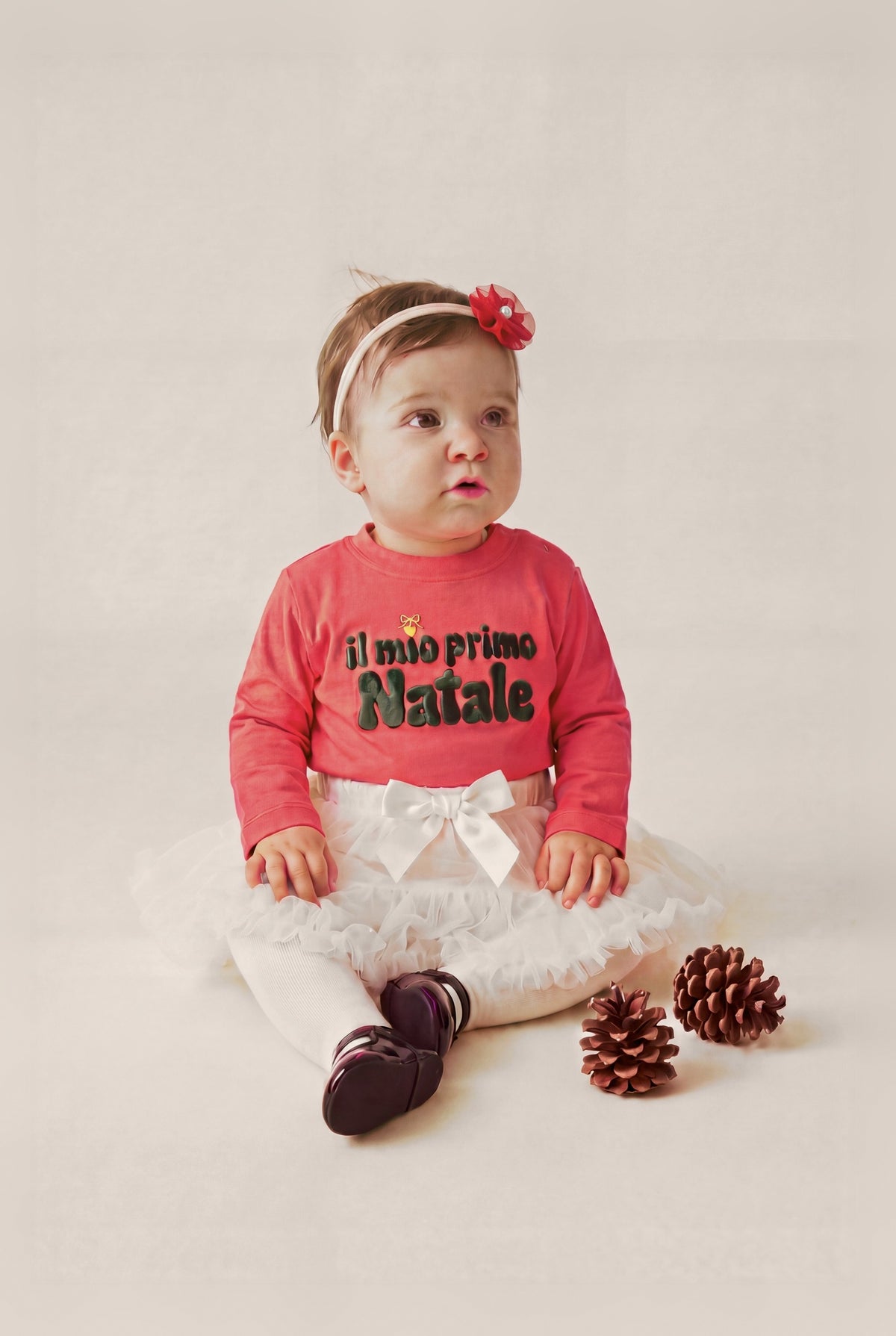 Maglia manica lunga ricamata "Il mio primo Natale", foto indossata bimba con gonna tutù e fascetta fiore - Capsule Natale MADRESPERA