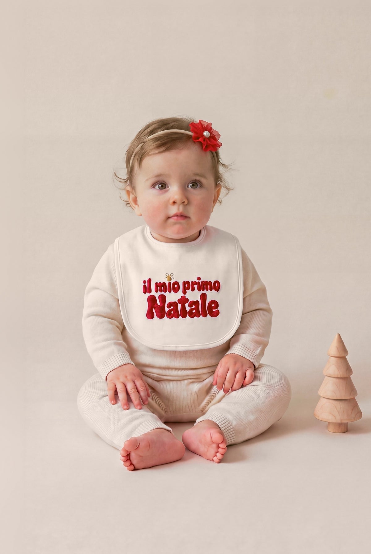 Bavetta ricamata "Il mio primo Natale", foto indossata bimba con fascetta fiore - Capsule Natale MADRESPERA