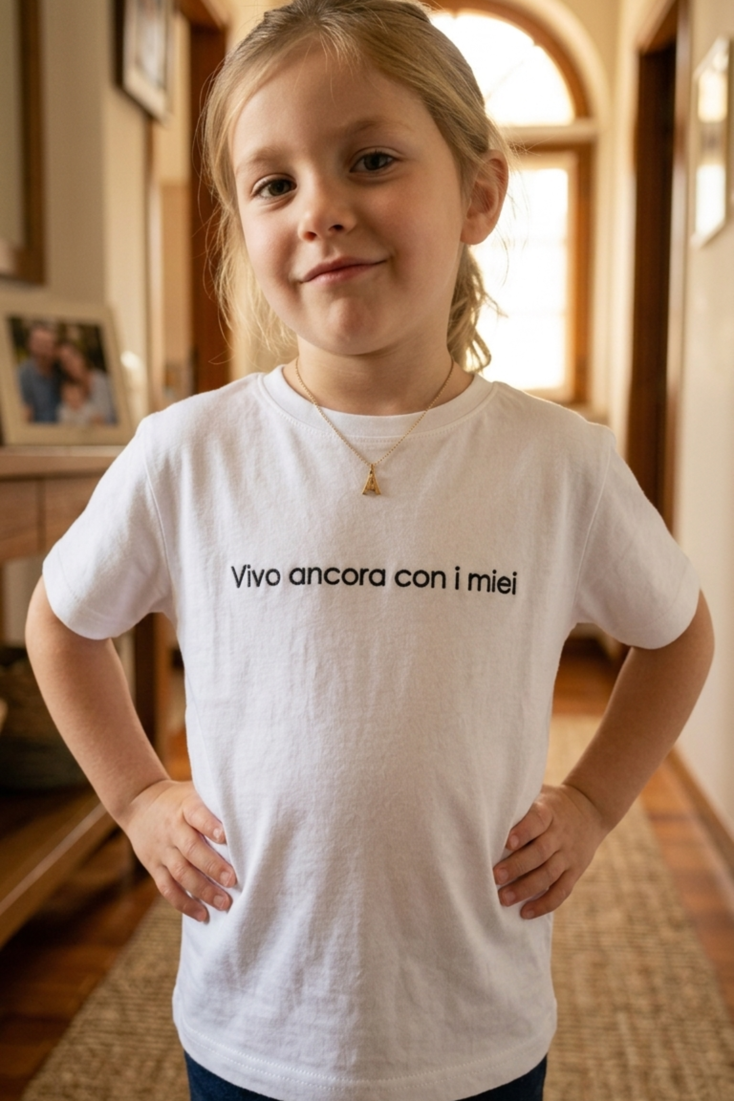 T-shirt Ricamata "Vivo ancora con i miei"