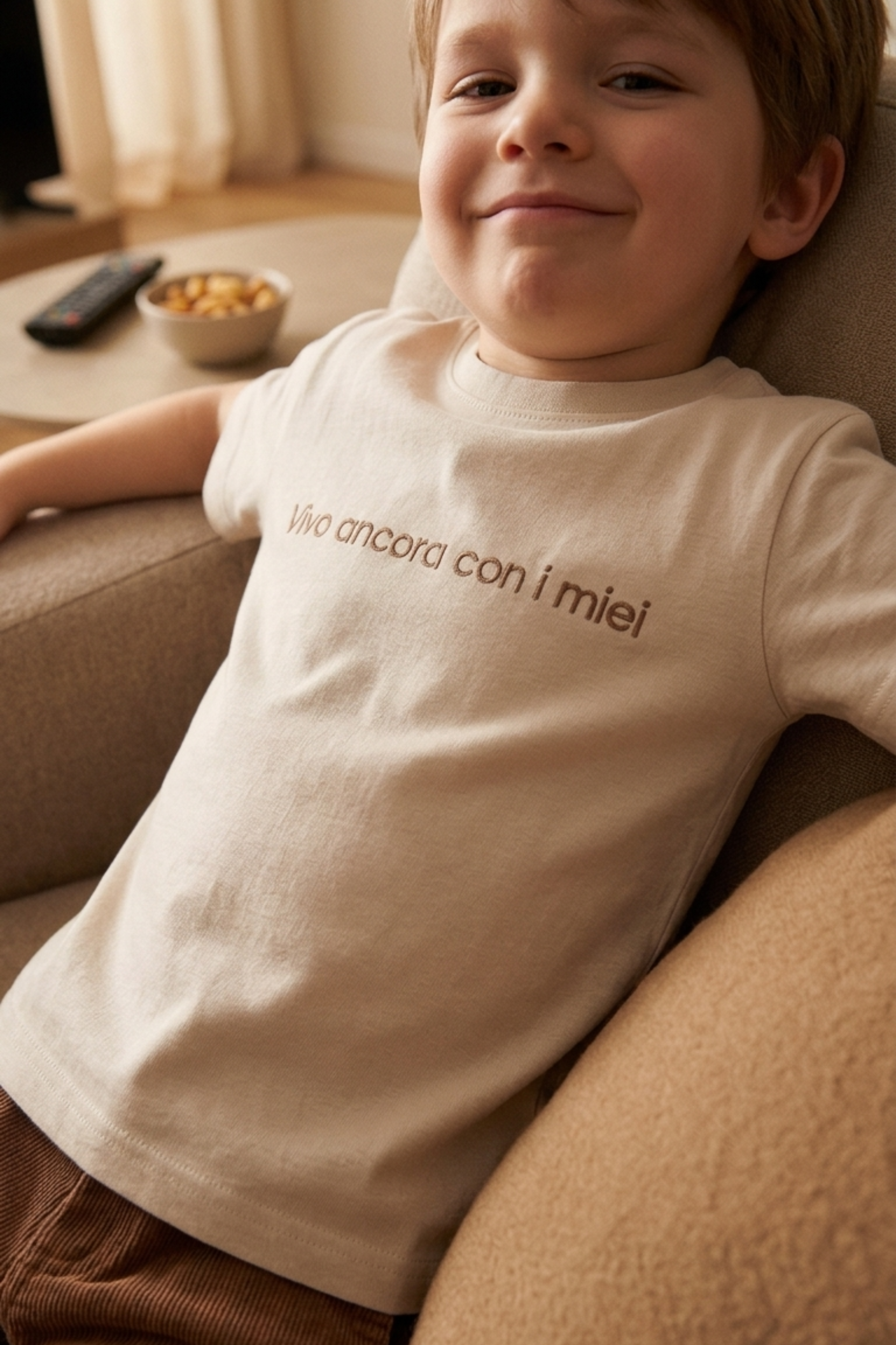 T-shirt Ricamata "Vivo ancora con i miei"