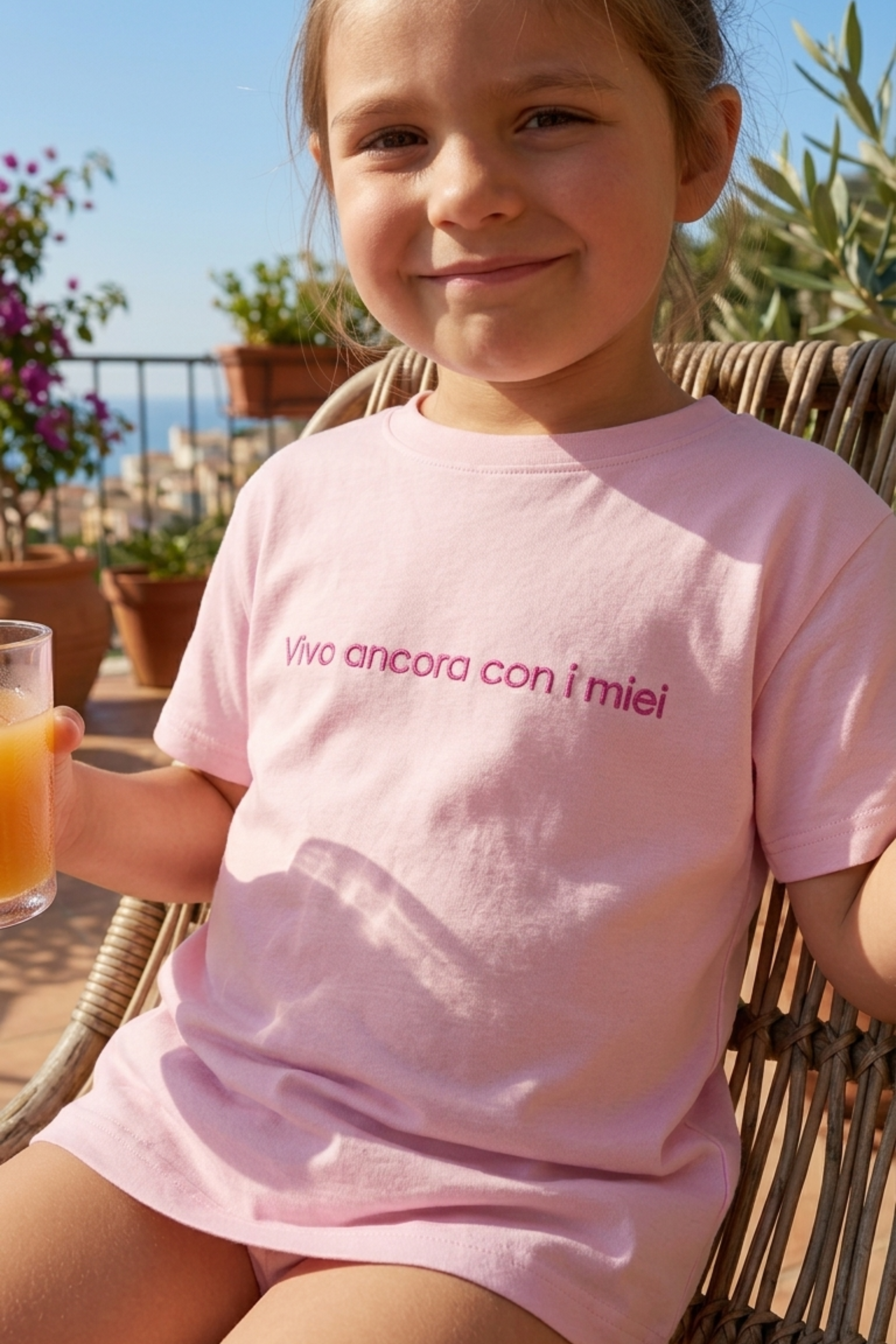 T-shirt Ricamata "Vivo ancora con i miei"