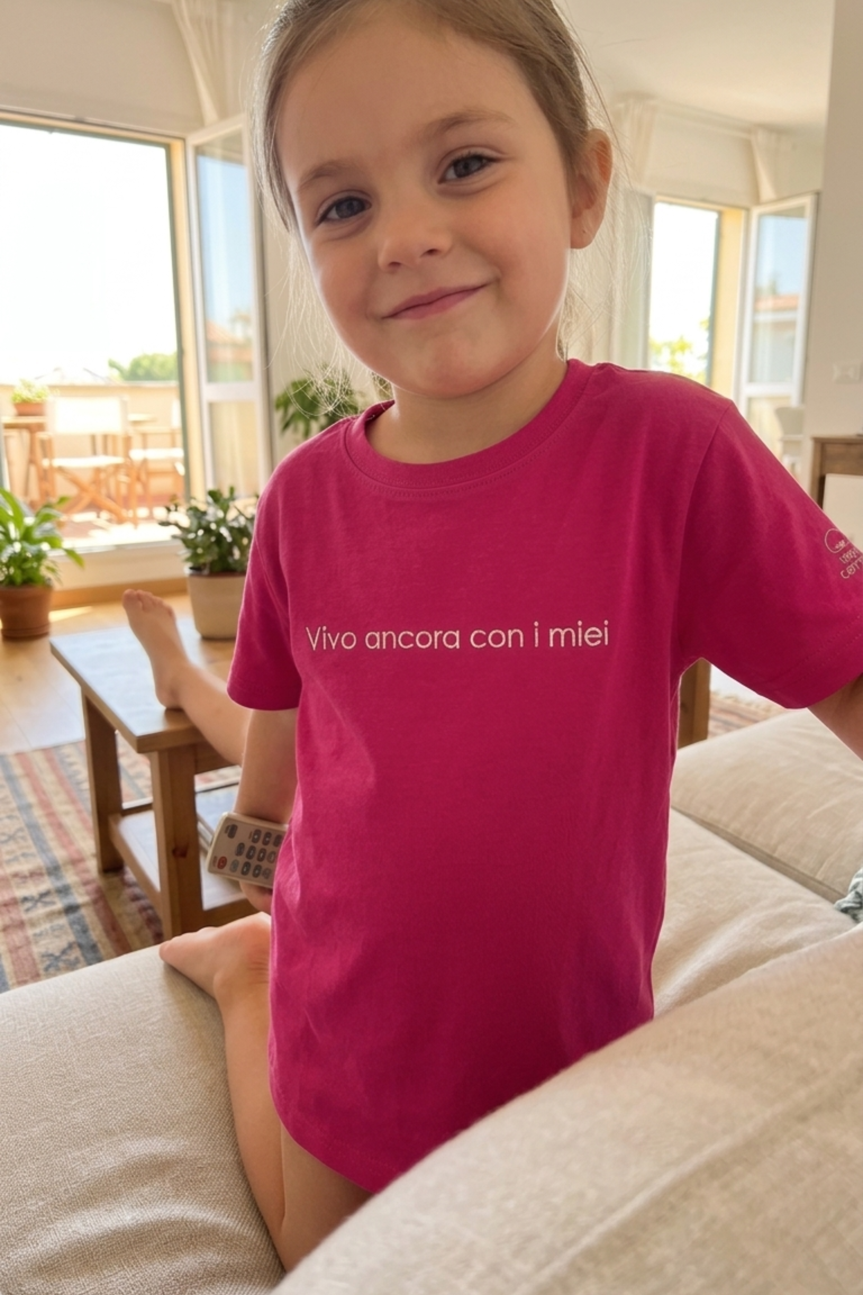 T-shirt Ricamata "Vivo ancora con i miei"