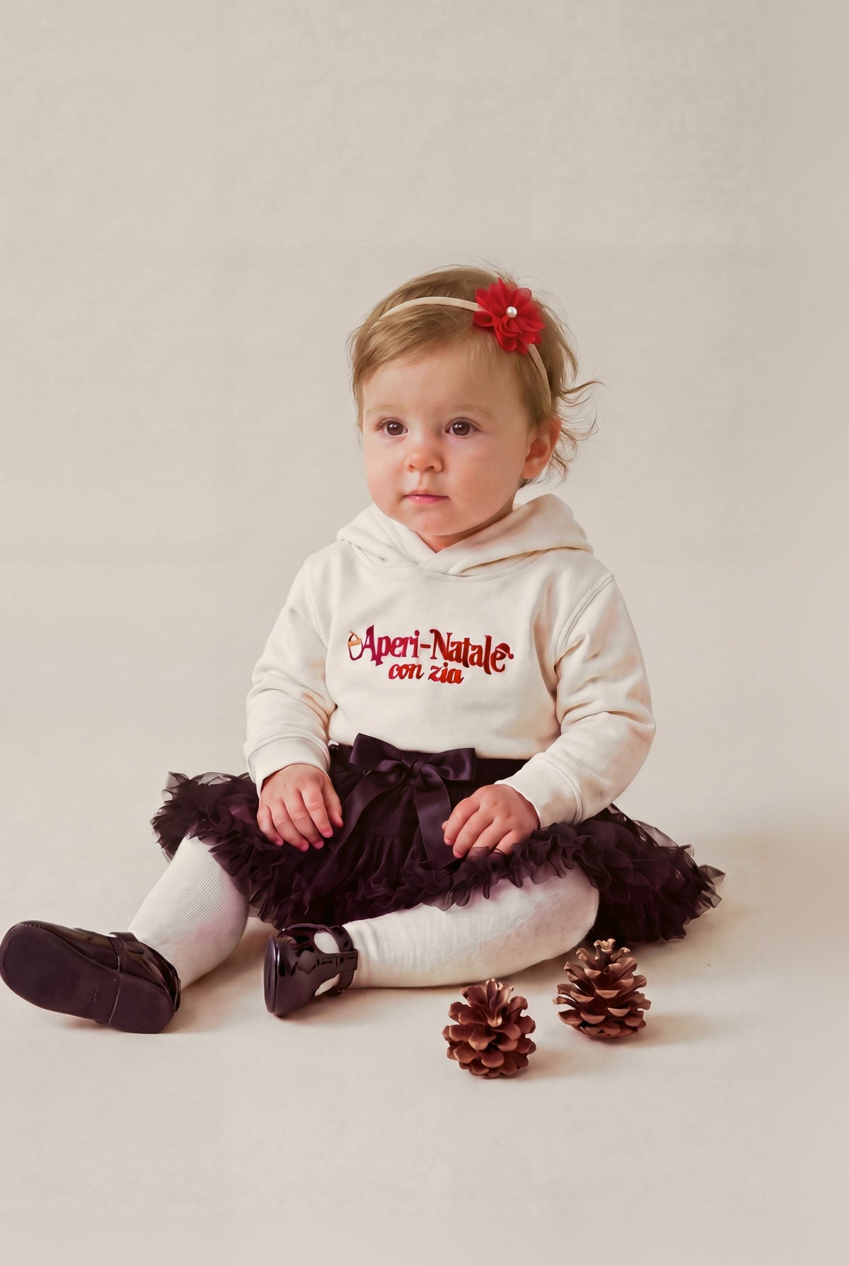 Felpa ricamata neonata "Aperi-Natale con zia", foto indossata bimba con gonna tutù e fascetta fiore - Capsule Natale MADRESPERA
