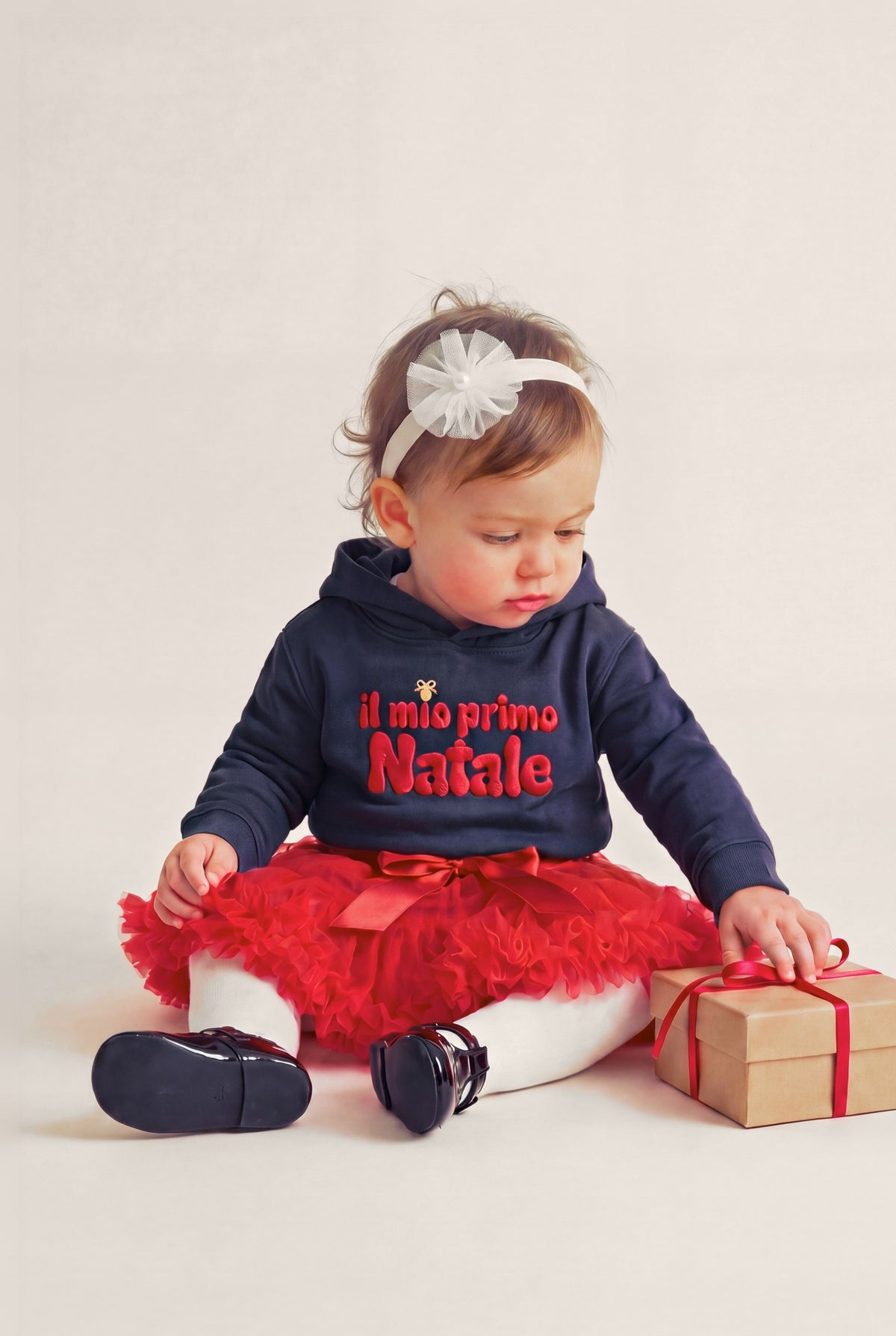 Felpa ricamata neonata "Il mio primo Natale", foto indossata bimba con gonna tutù e fascetta fiore - Capsule Natale MADRESPERA